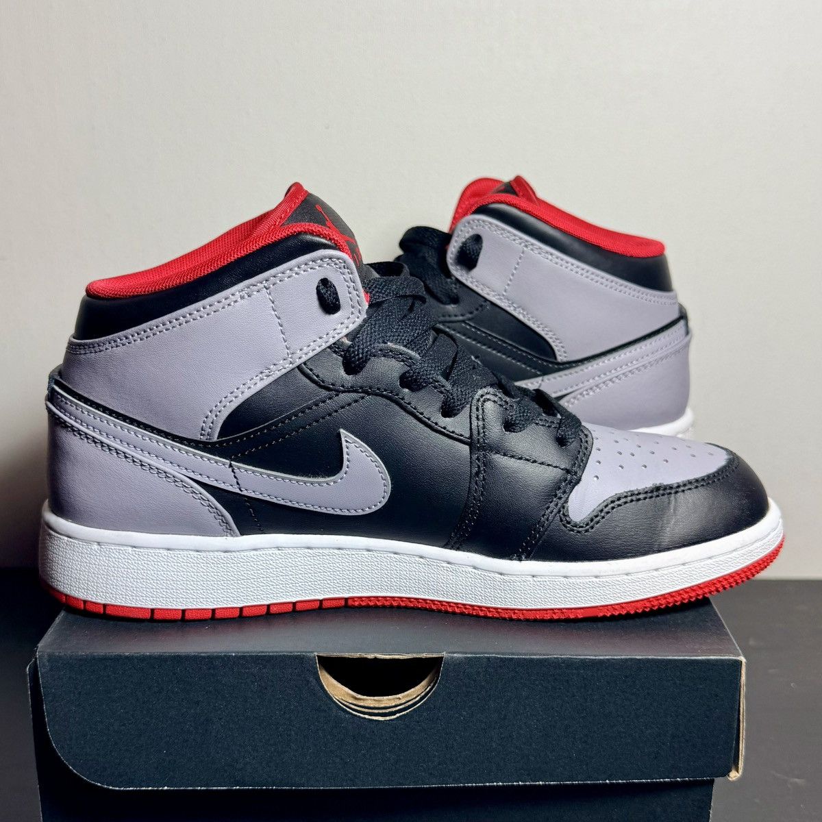 Nike Jordan 1 Mid GS (BIG KIDS) Size US 6.5 / EU 39-40 - 6 Thumbnail
