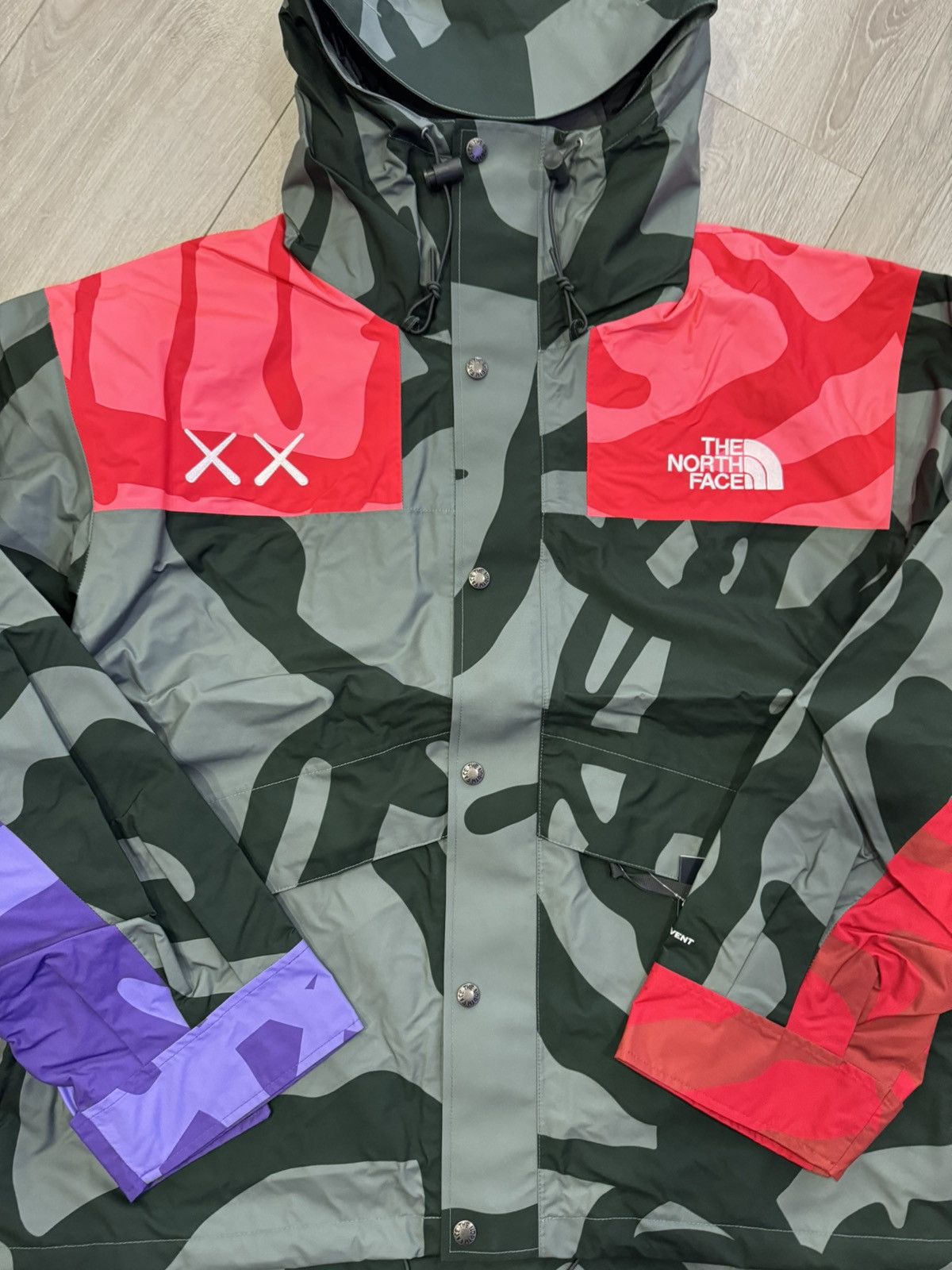 Kaws × The North Face KAWS X THE NORTH FACE 1986 MOUNTAIN JACKET BALSAM GREEN Size US L / EU 52-54 / 3 - 2 Thumbnail