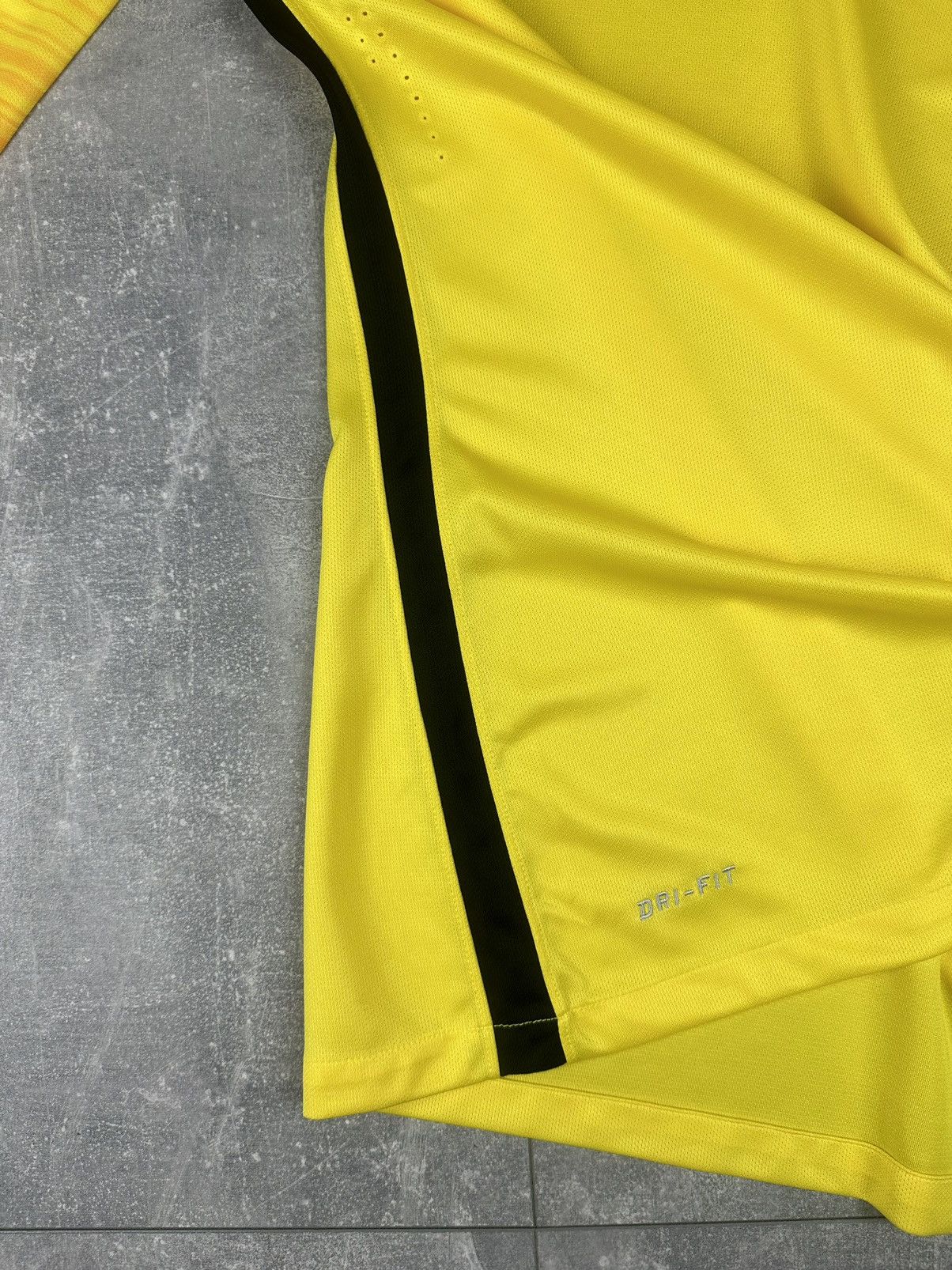 Nike Nike Paris Player Issue 2015/16 Goalkeeper Long Sleeve Size US L / EU 52-54 / 3 - 13 Thumbnail