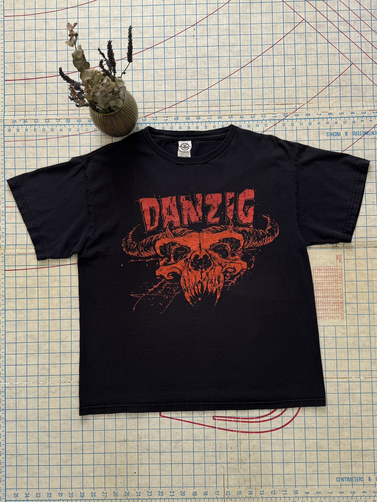 Band Tees × Vintage Vintage Danzig Red Horned Beast Rock Tee Cropped Fit Large Size US L / EU 52-54 / 3 - 1 Thumbnail
