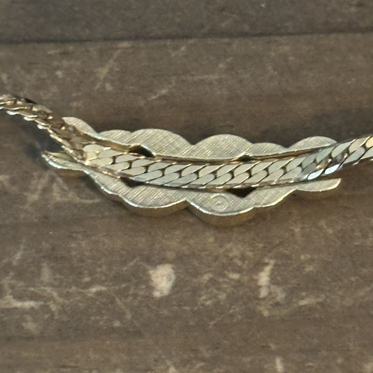 Other × Vintage Vintage Avon gold tone rinestone kisses necklace Size ONE SIZE - 4 Thumbnail