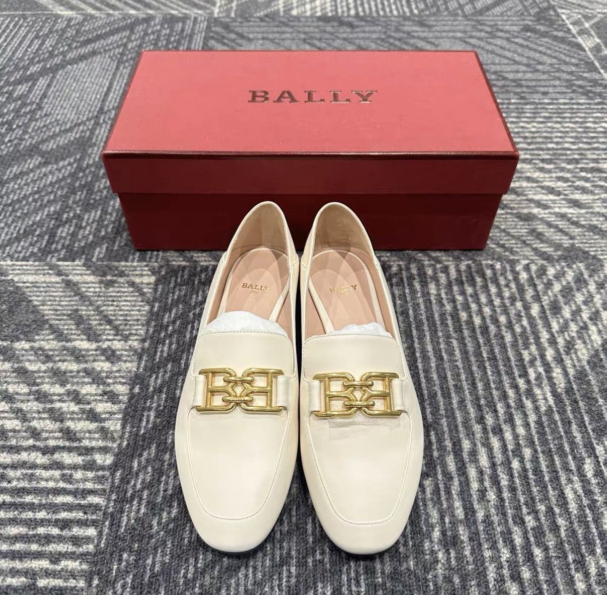 Bally Bally Ellah Flat Loafers J42 Size US 6 / IT 36 - 2 Thumbnail