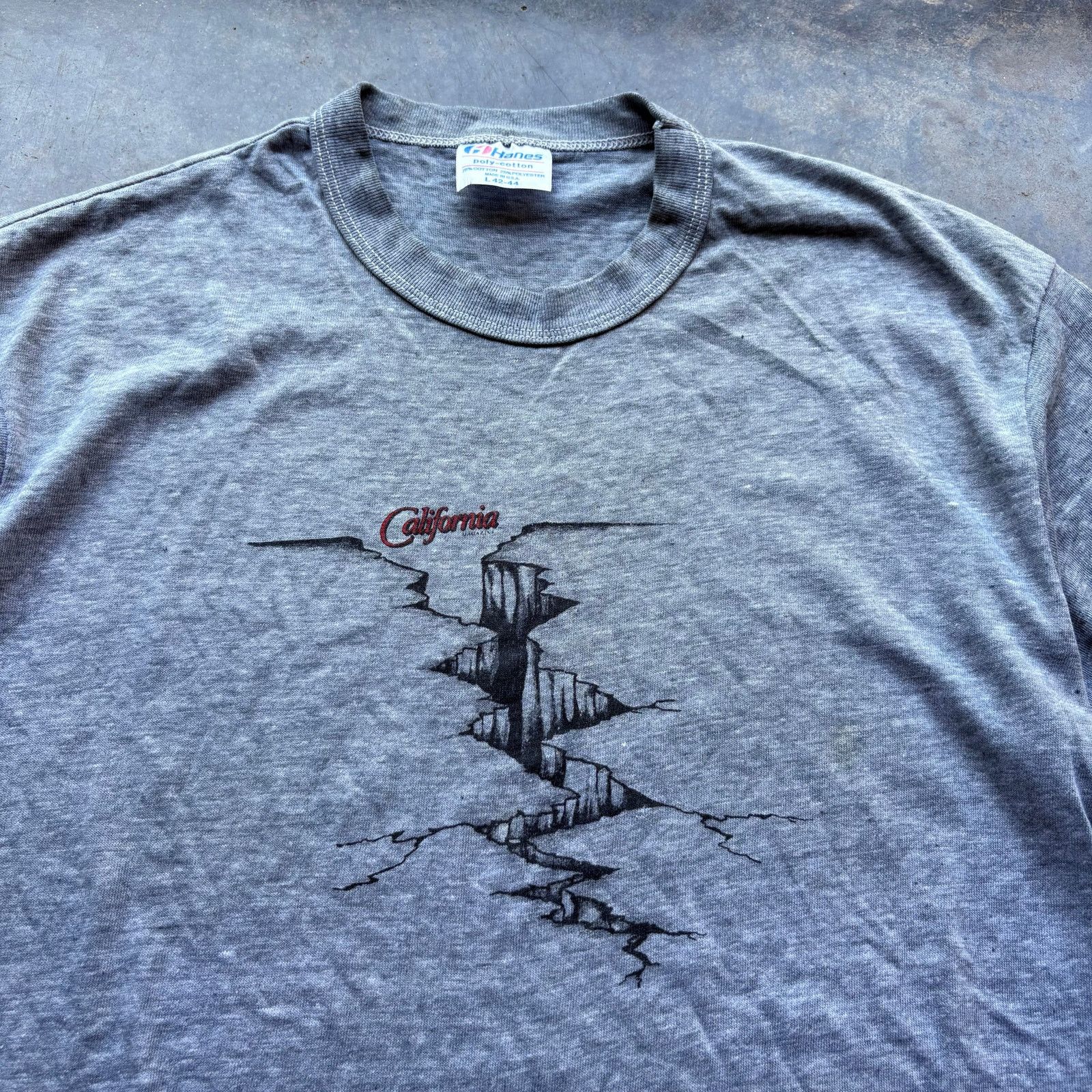 Hanes Very Unique Early 80s California Crack Graphic T-shirt Size US M / EU 48-50 / 2 - 3 Thumbnail