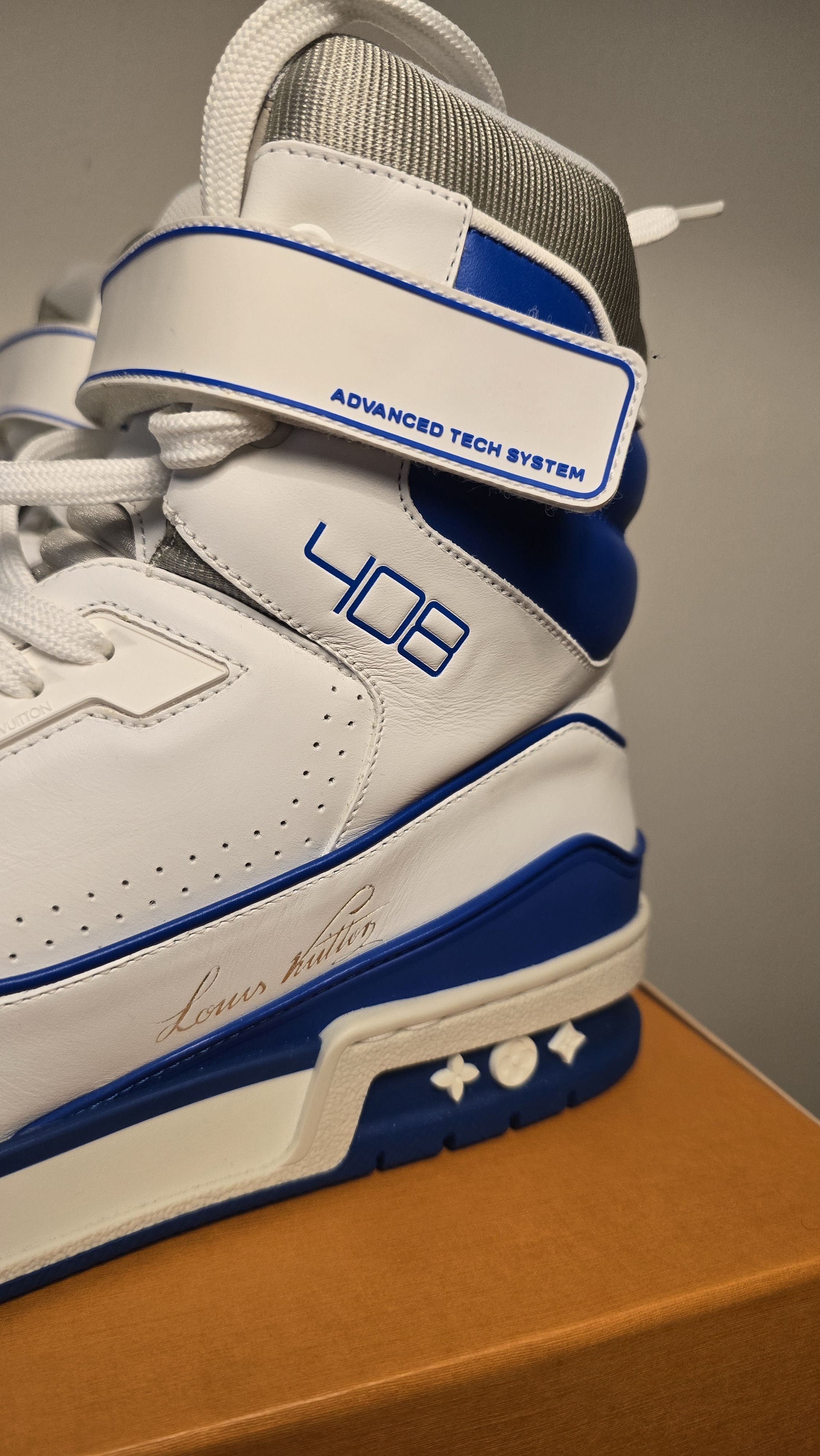 Louis Vuitton 100% Auth Louis Vuitton Trainer Hi-Top Blue/Wh - Size 10 LV Size US 11 / EU 44 - 4 Thumbnail