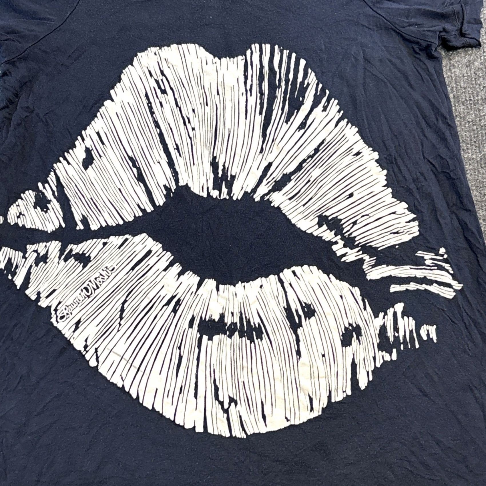 Vintage LAUREN MOSHI Sketch Kiss Lips Scribble Graphic Tee S Navy Blue Women Small Gray T-Shirt Size S / US 4 / IT 40 - 3 Thumbnail