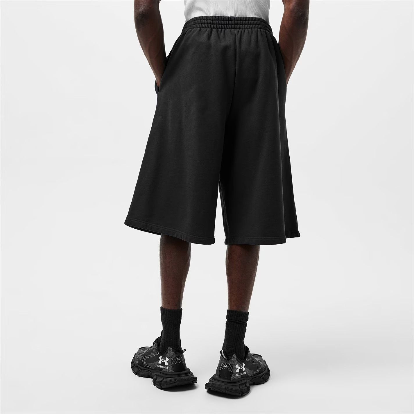 Balenciaga o1g2r1mq0226 Large Shorts In Washed Black Size US 32 / EU 48 - 4 Thumbnail