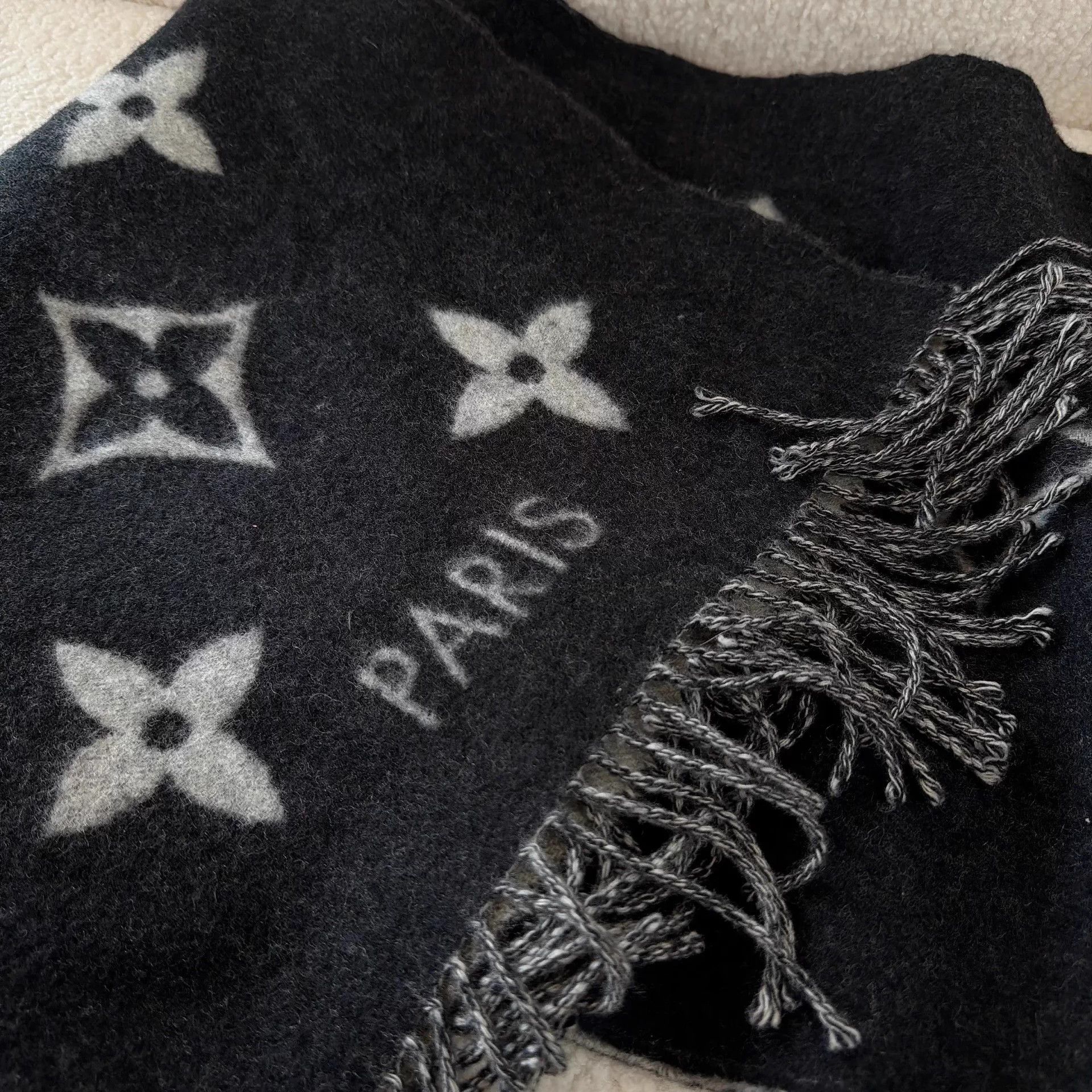 Louis Vuitton Louis Vuitton Pre-Owned Double-Faced Cashmere Scarf Size ONE SIZE - 7 Thumbnail