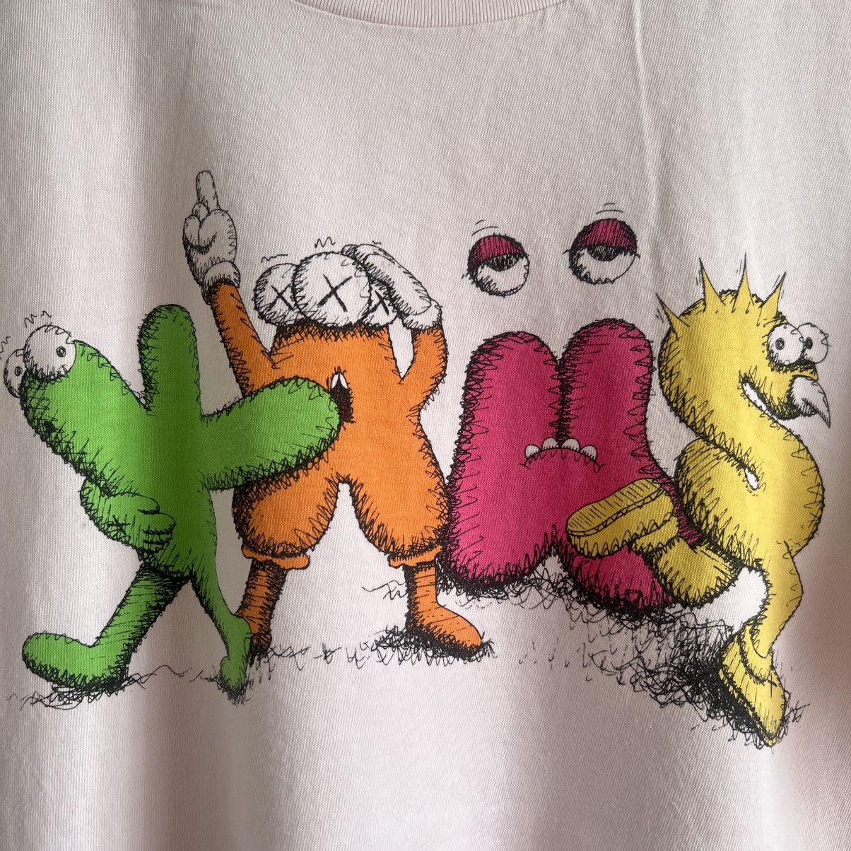 Kaws × Uniqlo UNIQLO X KAWS DANCING LETTERS TEE Size US XL / EU 56 / 4 - 3 Thumbnail