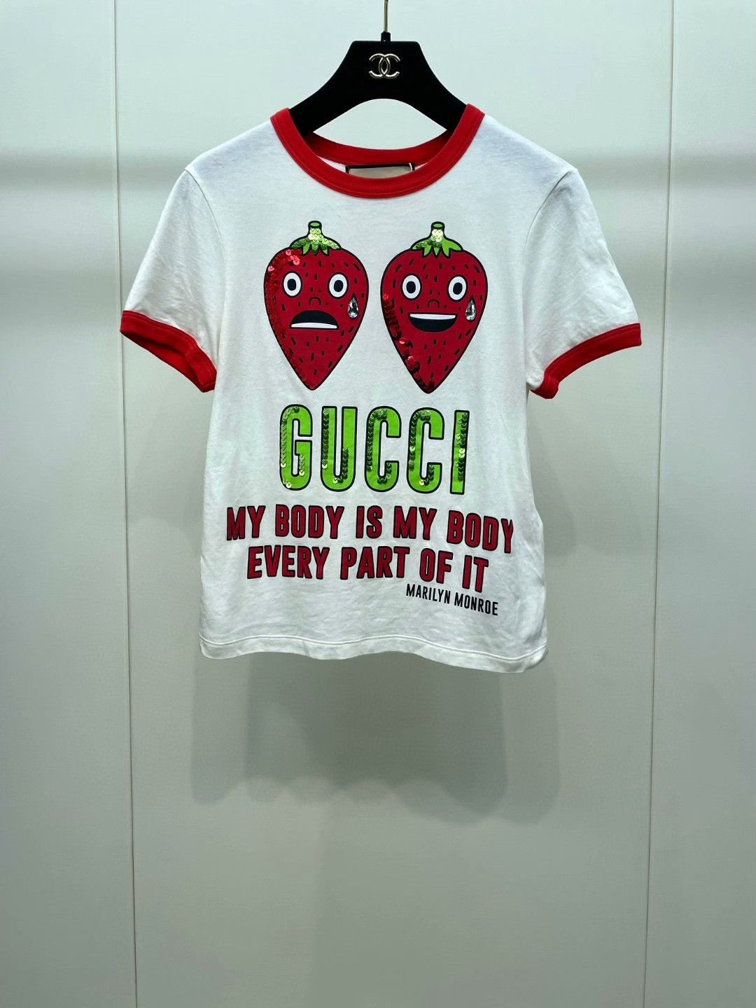 Gucci Gucci Strawberry Sequin Short-Sleeve T-Shirt Size XS / US 0-2 / IT 36-38 - 1 Thumbnail