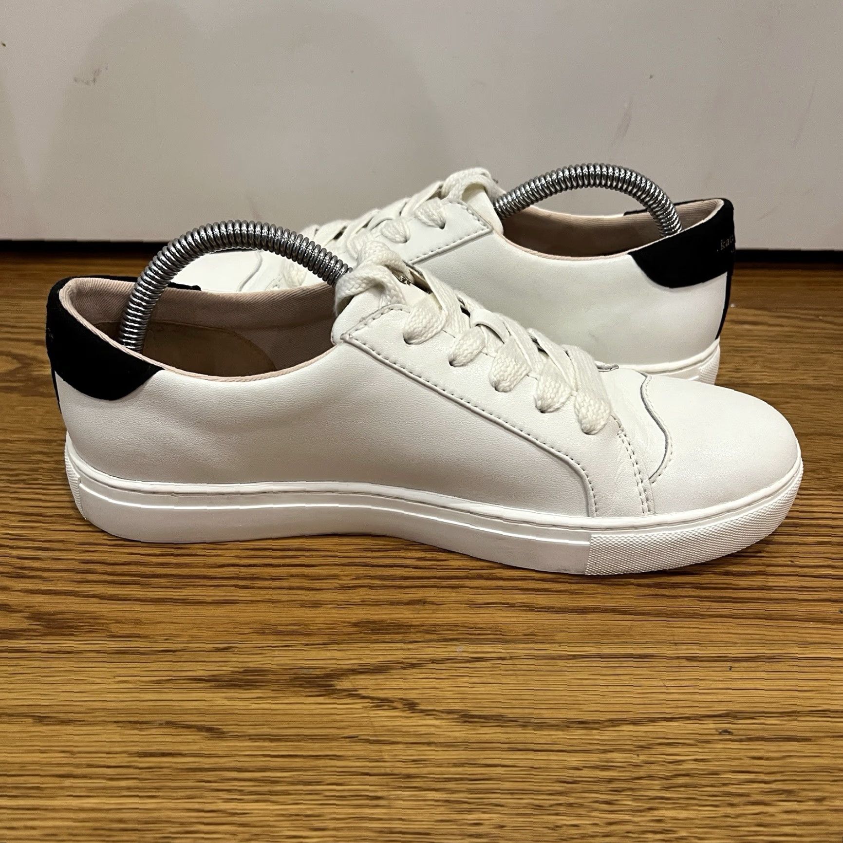 Vintage KATE SPADE FEZ White Leather Sneaker Women US 8.5B Spade Black Accent Casual Workwear Travel Sneakers Size US 8.5 / IT 38.5 - 6 Thumbnail