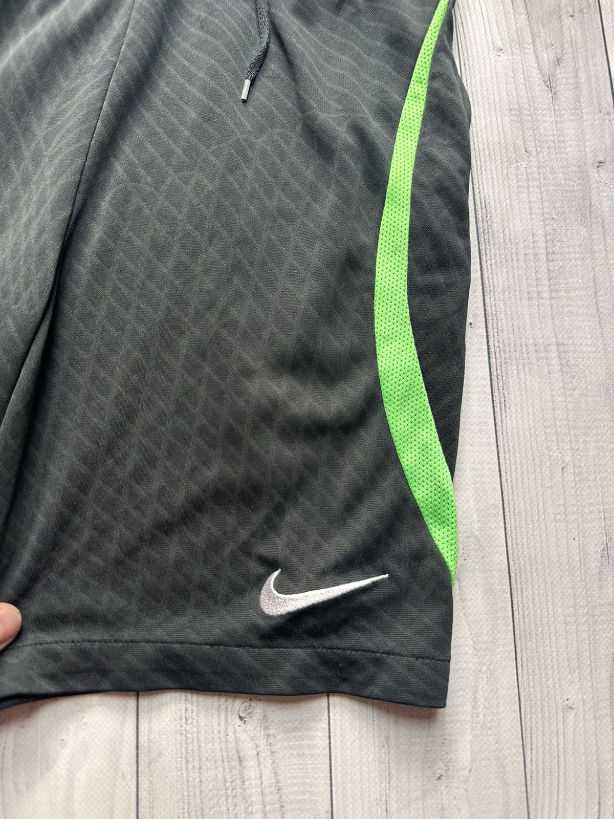 Nike Nike Liverpool soccer shorts logo green line size Xs/S Size US 29 - 3 Thumbnail