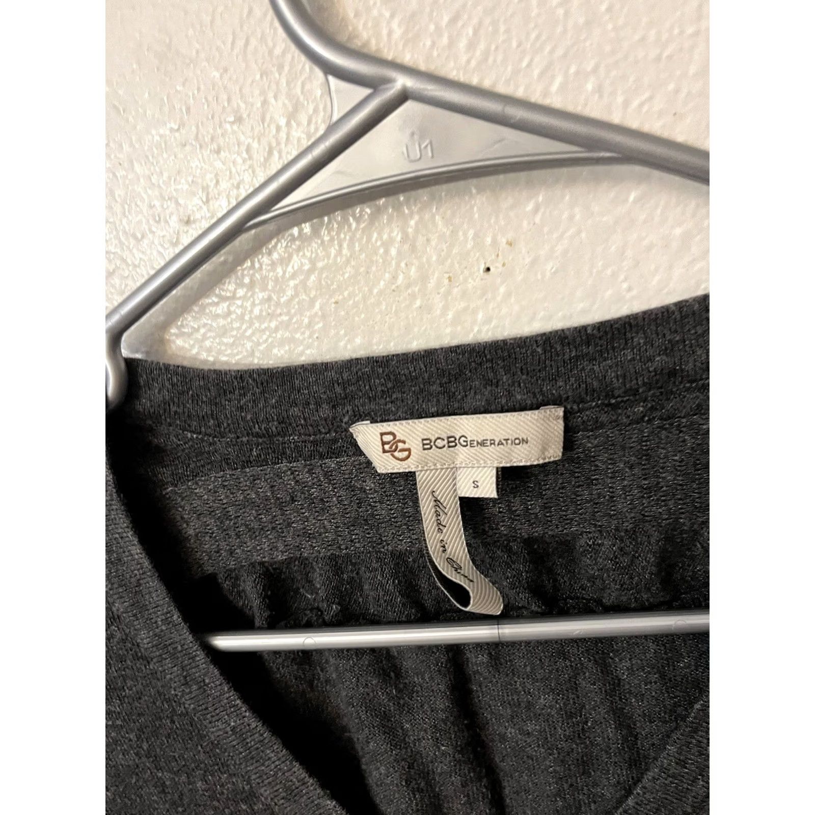 Bcbgmaxazria BCBGMAXAZRIA Shirt Womens Small Grey Short Sleeve Crew Neck Pullover Sweater Lightweight Ruched Sleeve Classic Knit Size S / US 4 / IT 40 - 2 Thumbnail