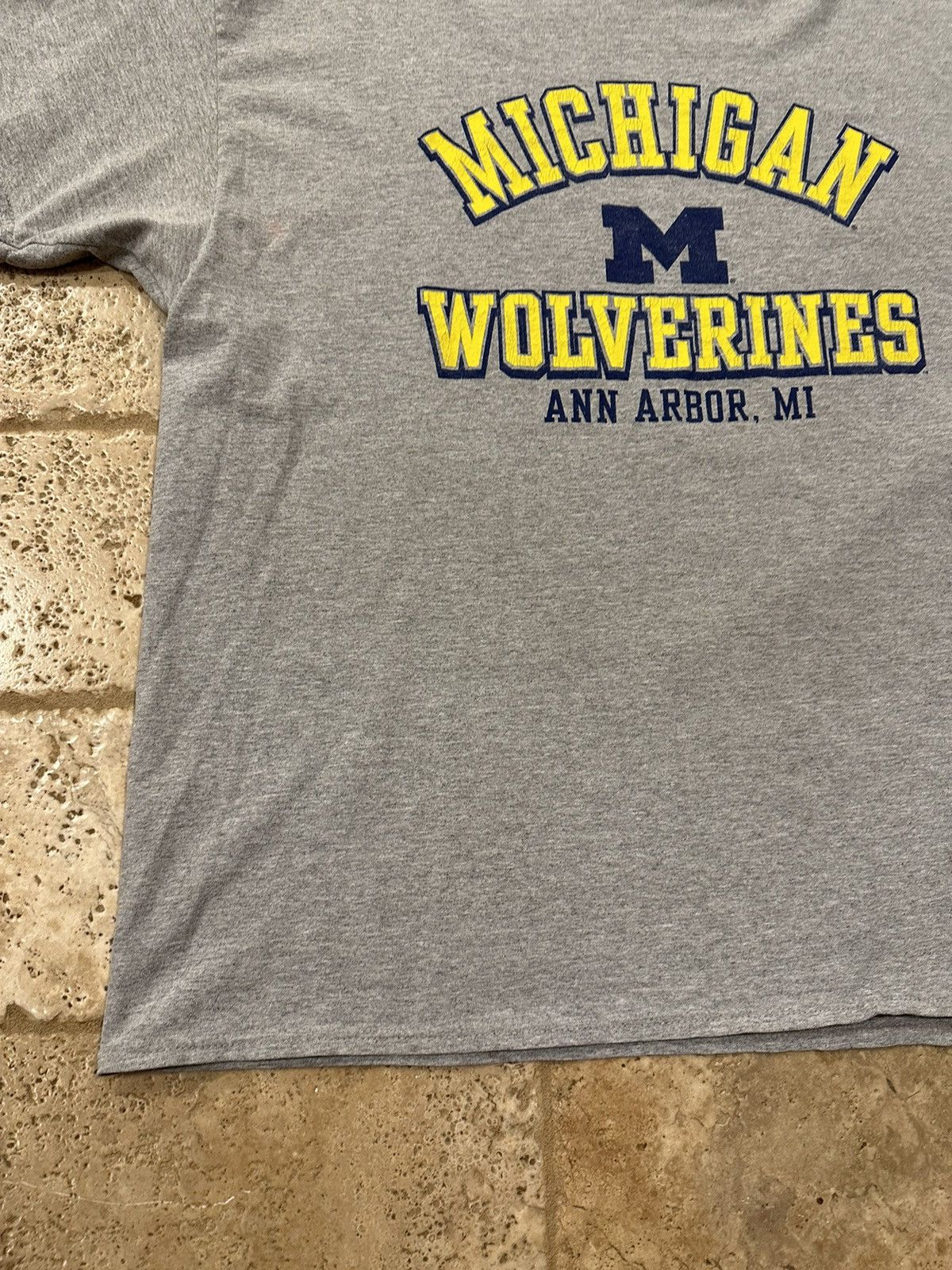 NCAA × Vintage Vintage NCAA Michigan Wolverines Grey T-Shirt Size US XL / EU 56 / 4 - 4 Thumbnail