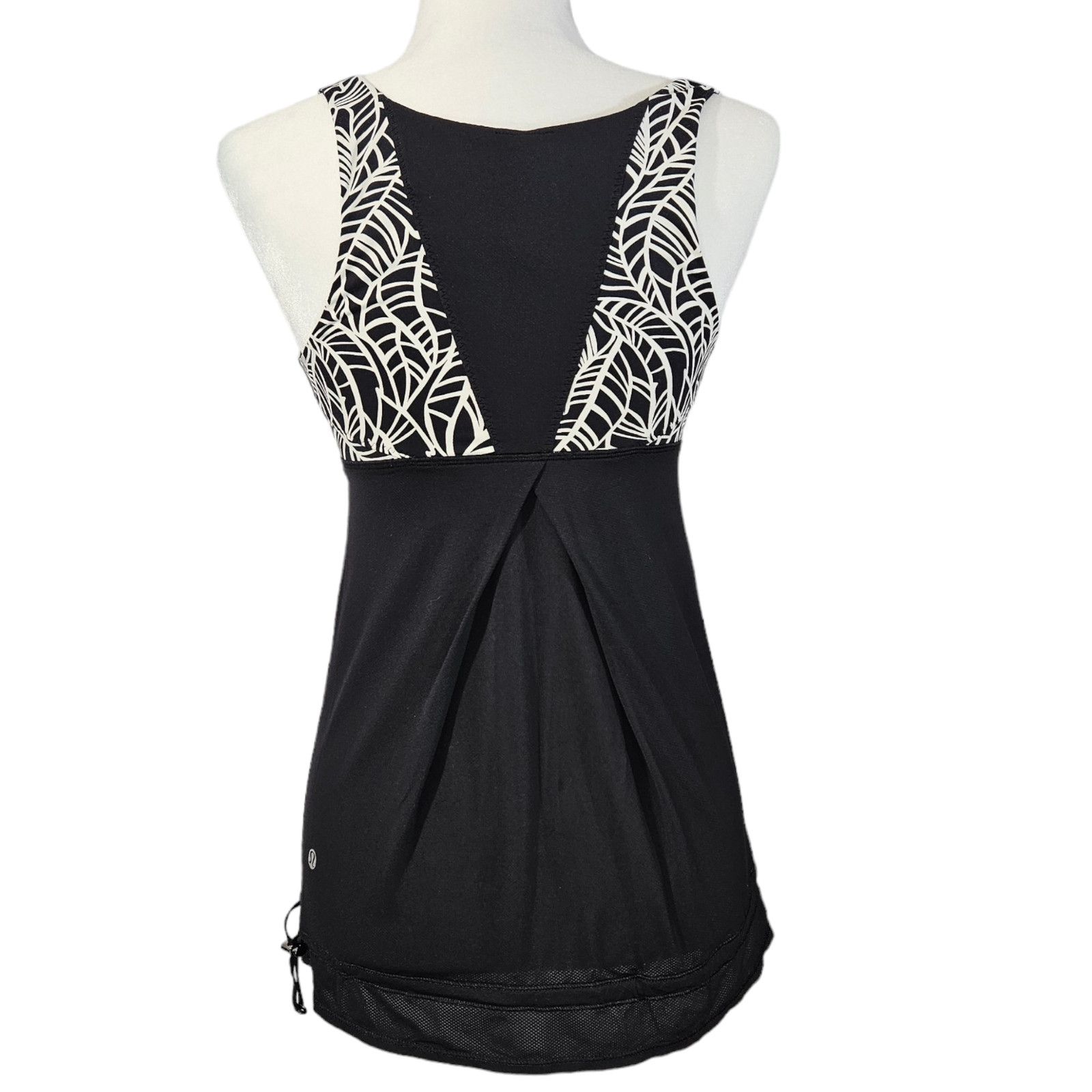 Lululemon EUC Lululemon Run: Ta Ta Topper Top Sz. 6 Pretty Palm Black Size M / US 6-8 / IT 42-44 - 5 Thumbnail
