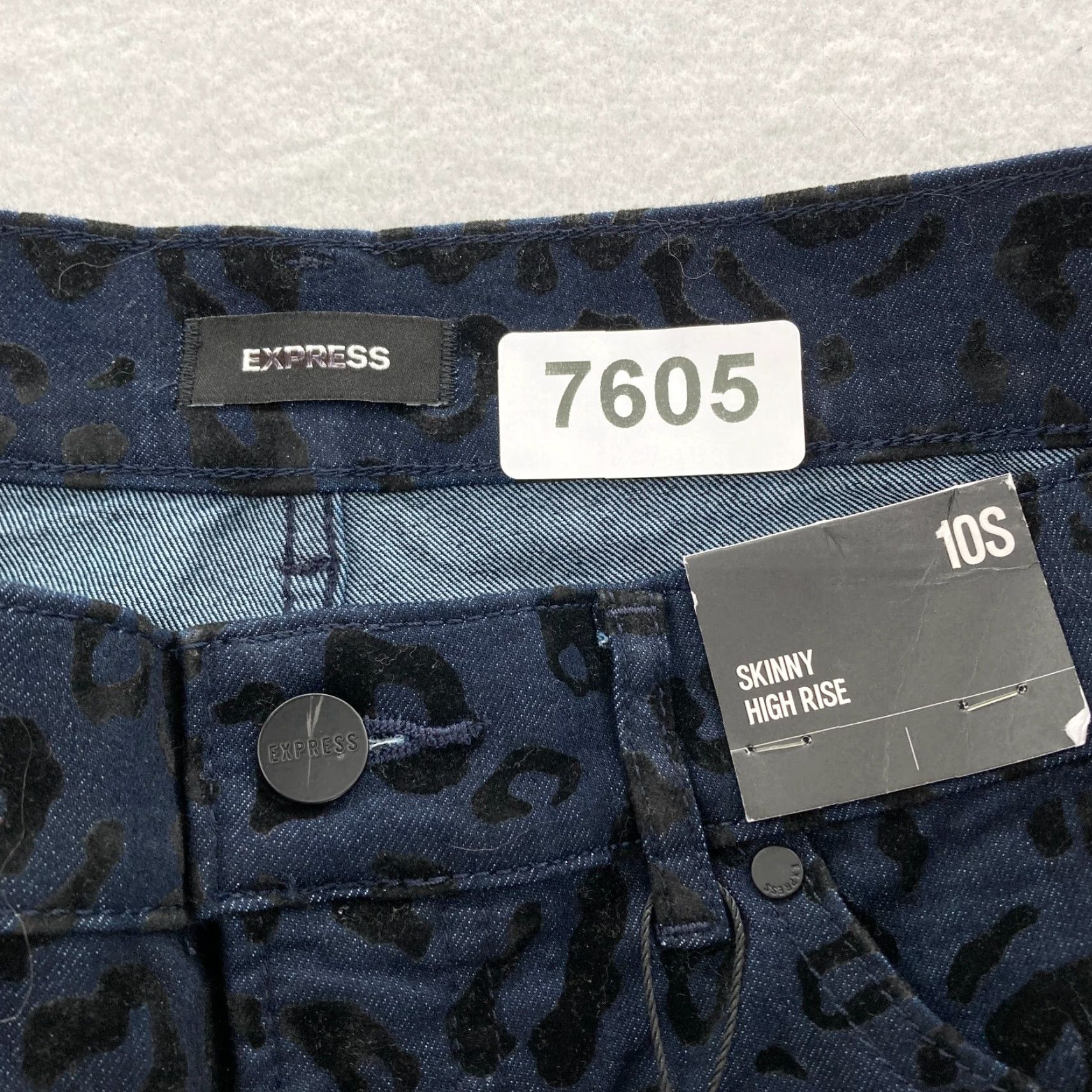 Express EXPRESS Women's 10 Short Blue Leopard Stretch Fabric Skinny Leg Pants High Rise Size 24" / US 00 / IT 34 - 4 Thumbnail
