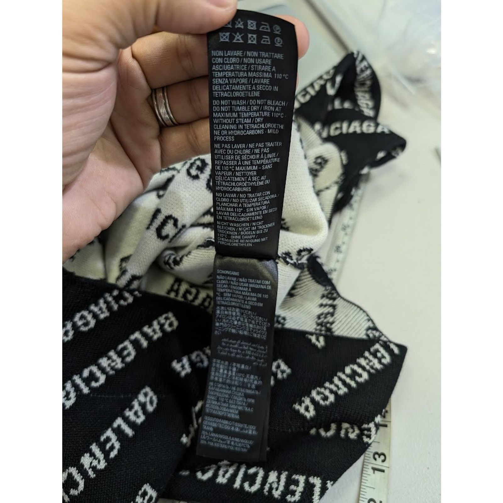 Balenciaga o1rshd1 All Over Logo Sweater in Black Size US S / EU 44-46 / 1 - 14 Thumbnail