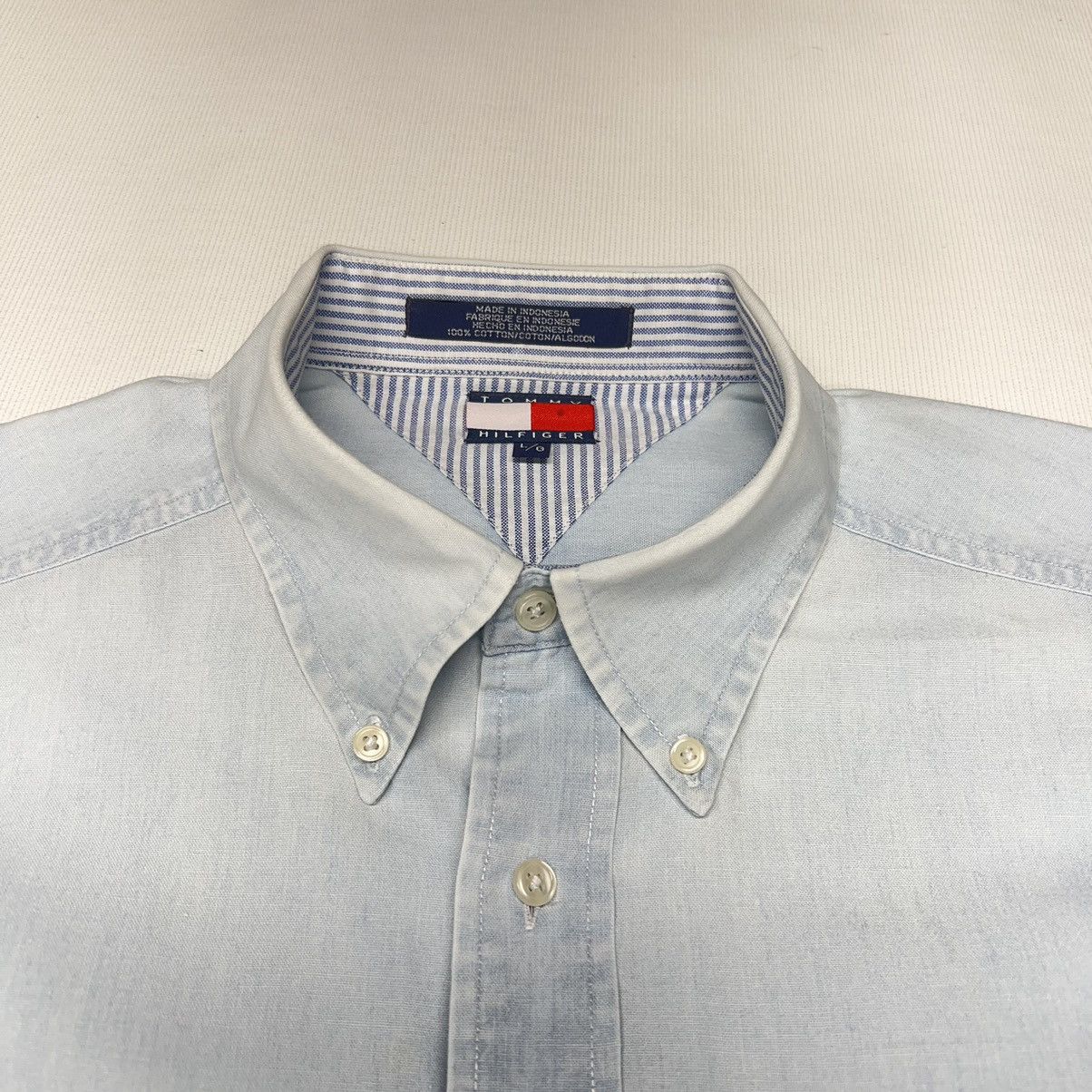 Tommy Hilfiger × Vintage VTG Tommy Hilfiger Button Down Shirt White Blue Faded Size US L / EU 52-54 / 3 - 3 Thumbnail
