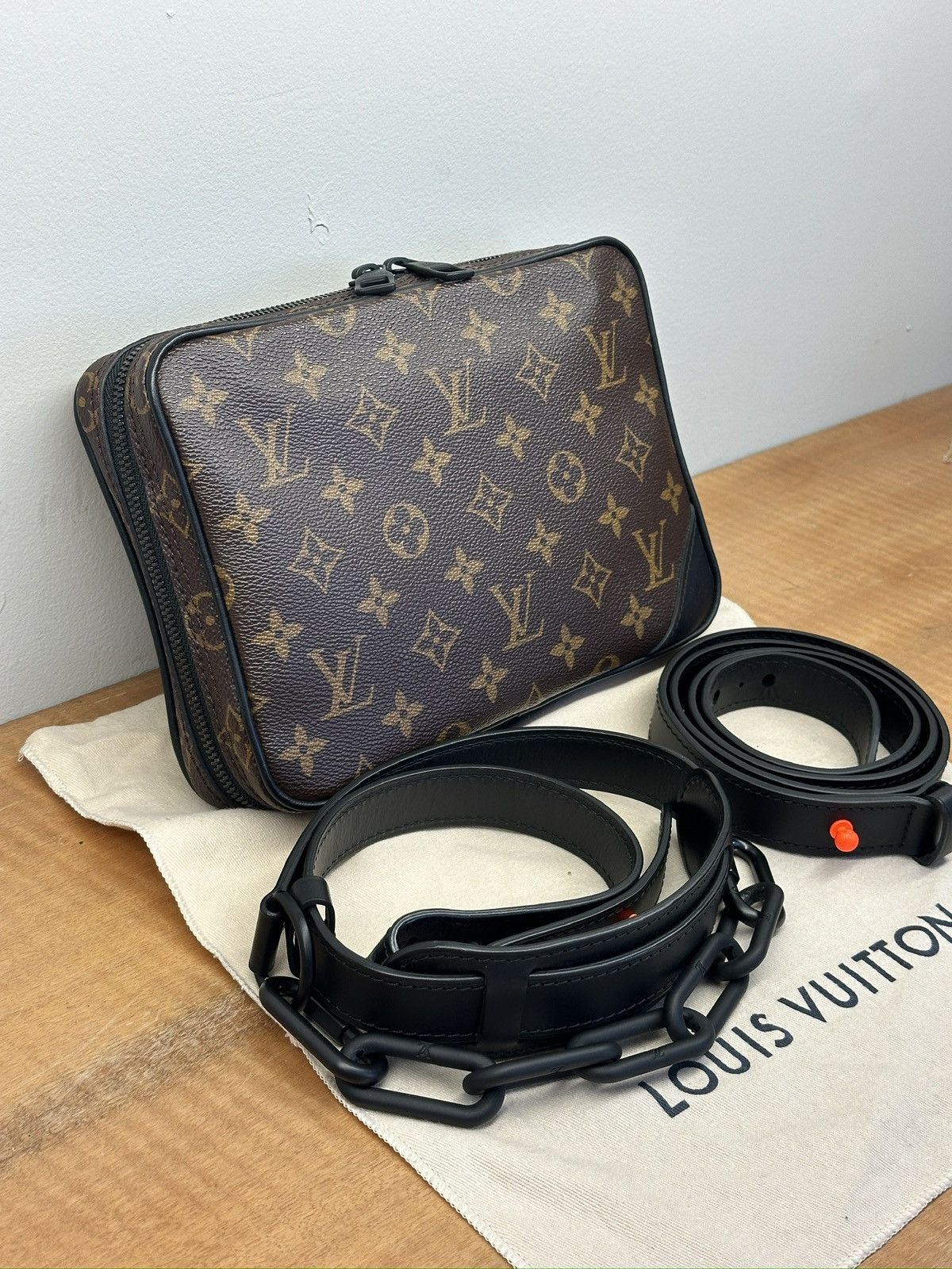 Louis Vuitton Louis Vuitton Utility Front Bag Size ONE SIZE - 2 Thumbnail