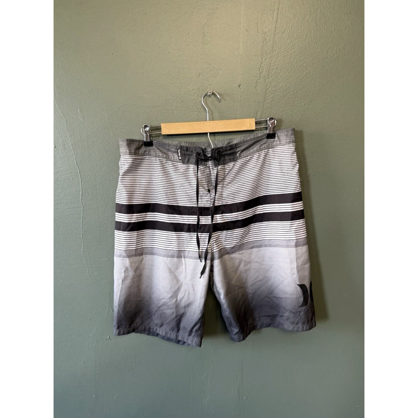 Hurley Hurley Mens Black Striped Board Shorts Size 34 w/ Drawstring Bottom Swim Board Shorts Mens 34 Black Striped Hurley Size US 34 / EU 50 - 2 Thumbnail
