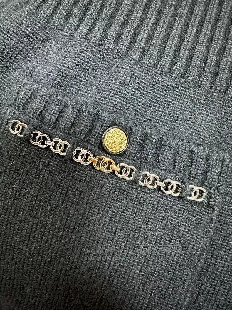Chanel Chanel Gold buckle V-neck cashmere knitted short-sleeved d Size XS / US 0-2 / IT 36-38 - 5 Thumbnail