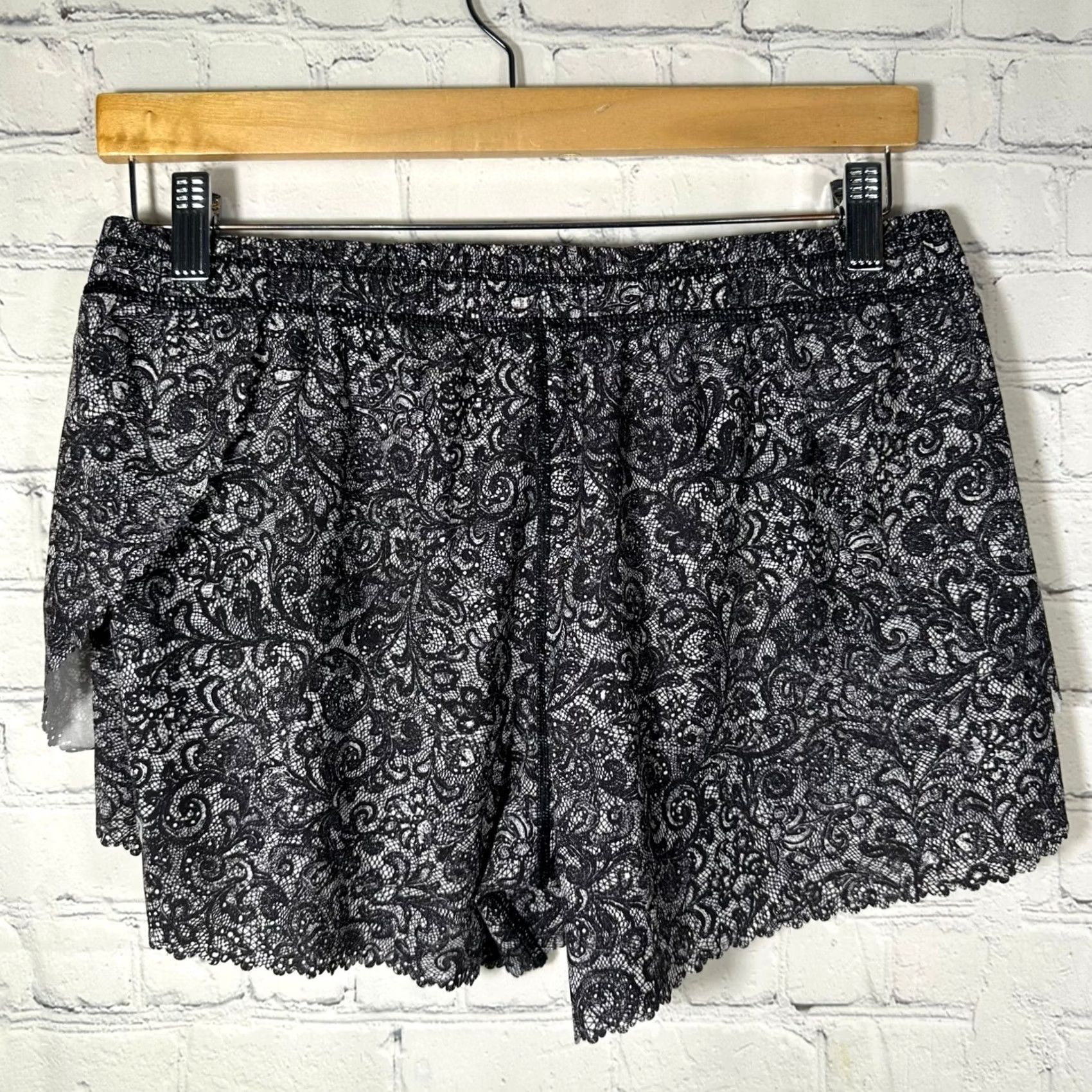 Lululemon Lululemon Hit it Short Mini Cinder Lace Paisley Scalloped Shorts Womens 8 Tall Size 30" / US 8 / IT 44 - 4 Thumbnail