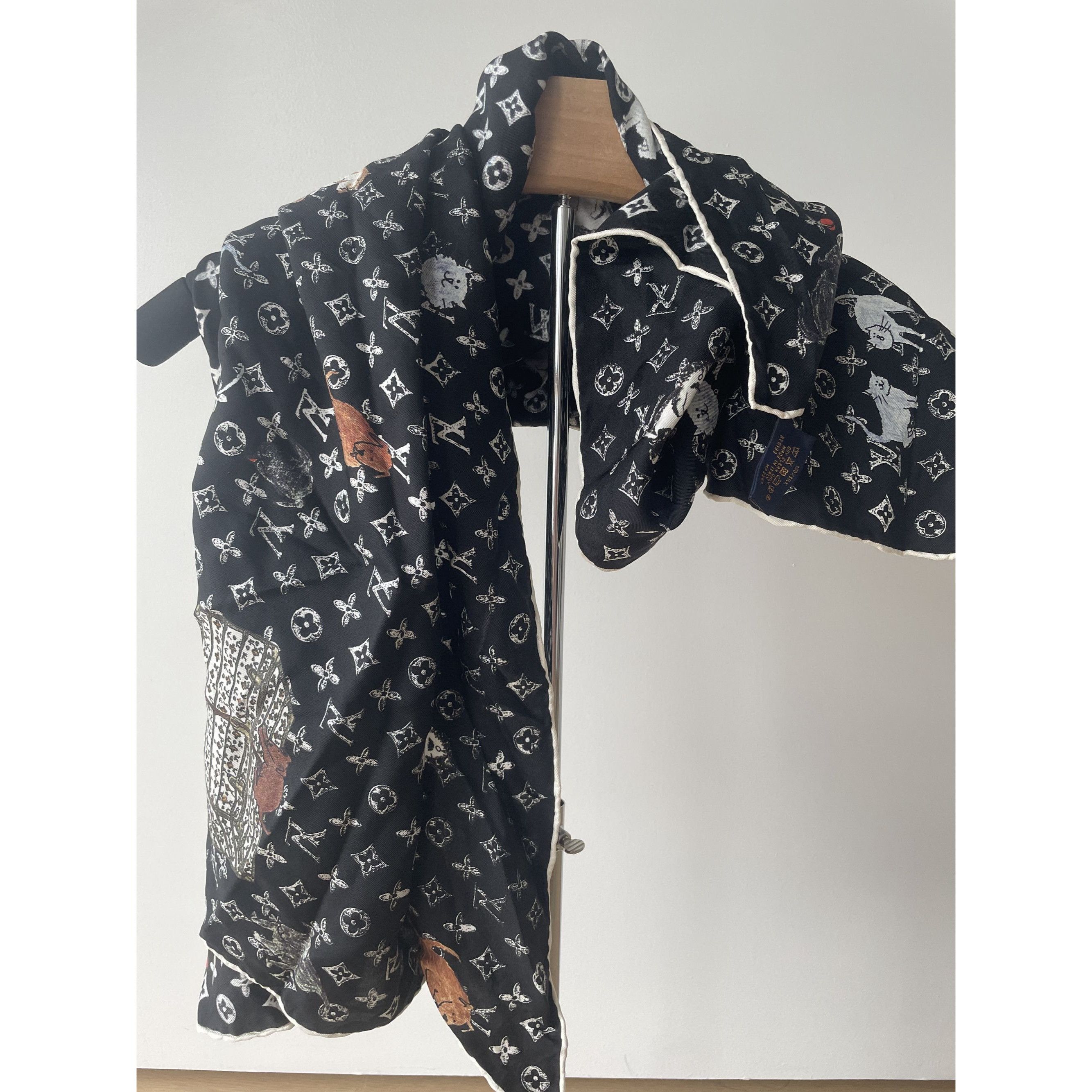 Louis Vuitton Louis Vuitton Paris Black Silk Scarf With Monogram & Animal Size ONE SIZE - 4 Thumbnail