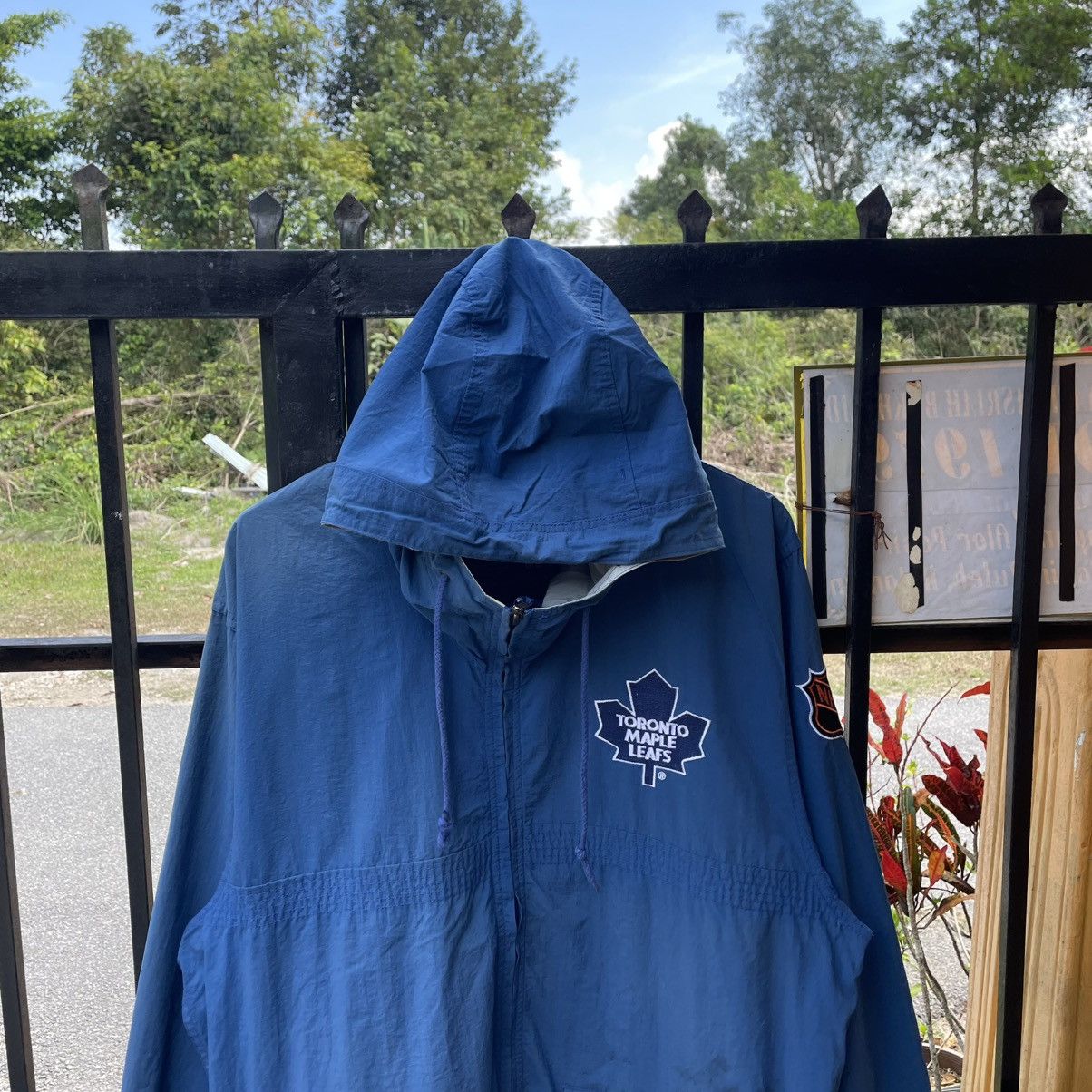 NHL 🔥Starter NHL Toronto Maple Leafs Windbreaker Hooded Jacket Size US M / EU 48-50 / 2 - 5 Thumbnail
