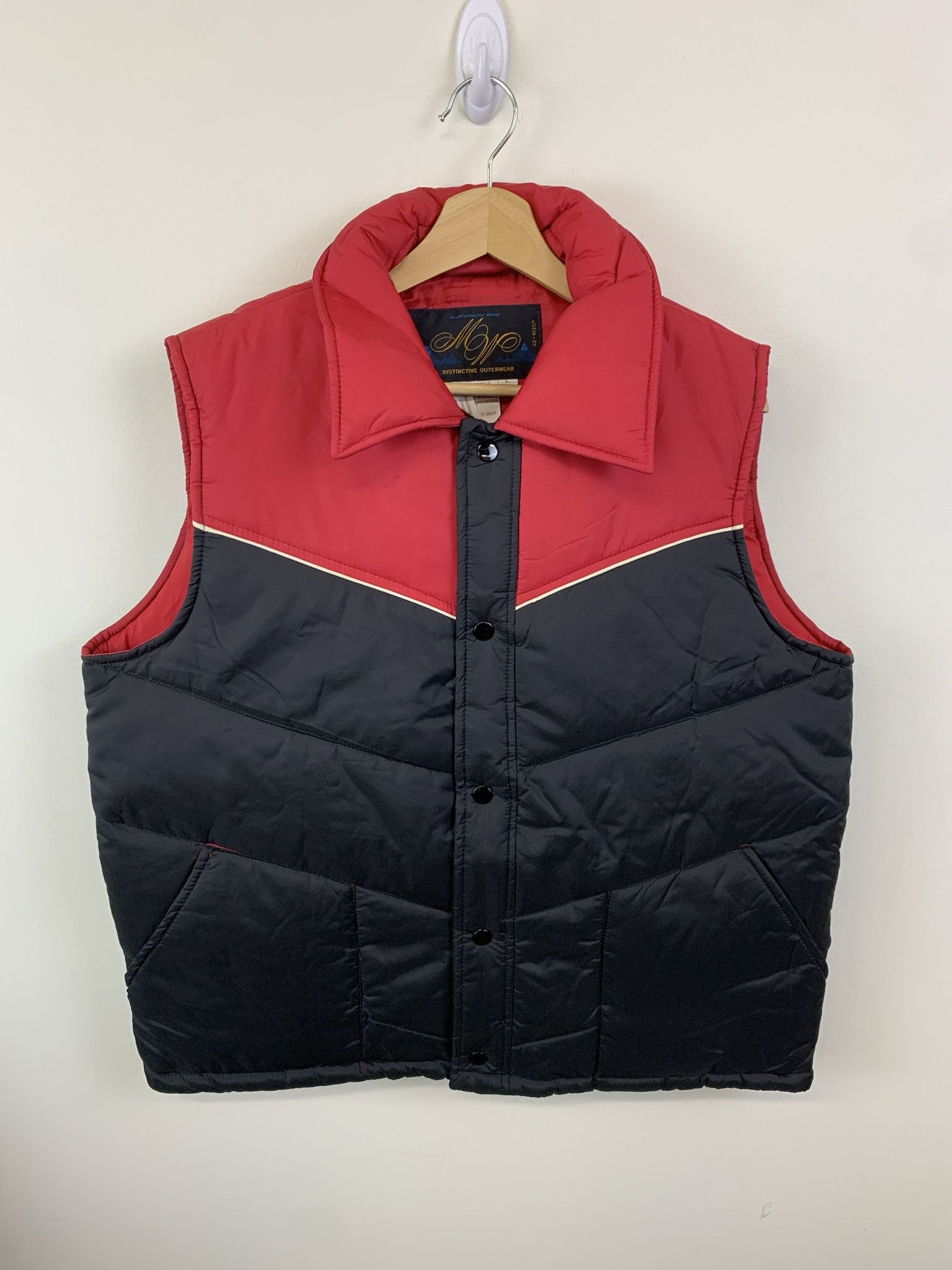 Vintage Vintage 90s Montgiomery Ward Red Black Puffer Vest Golf Size L Size US L / EU 52-54 / 3 - 1 Thumbnail