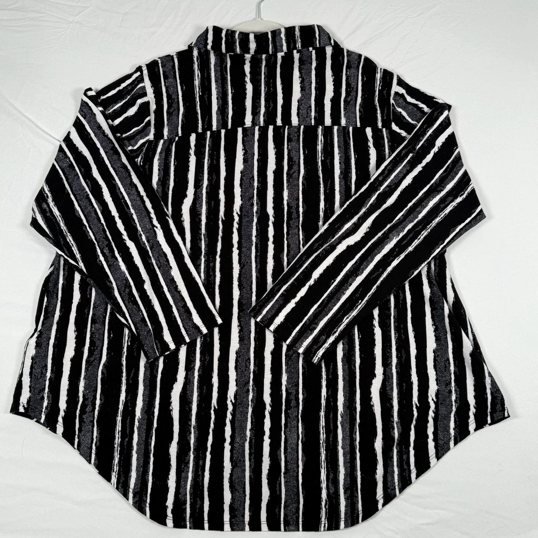 Vintage VINTAGE Button Up Tunic 3X Top Roll Tab Sleeve Stripes Y2K Retro Preppy Fairy Grunge Emo LuLaRoe Women’s Shirt Plus 3XL Black Striped Pattern Size XXL / US 16-18 / IT 52-54 - 6 Thumbnail