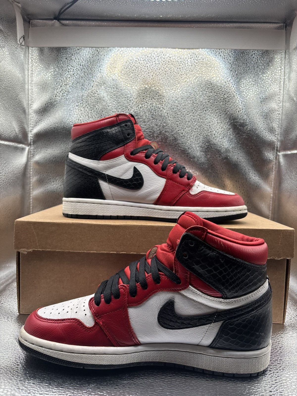 Jordan Brand Air Jordan 1 high satin snake Chicago Size US 7 / IT 37 - 5 Thumbnail