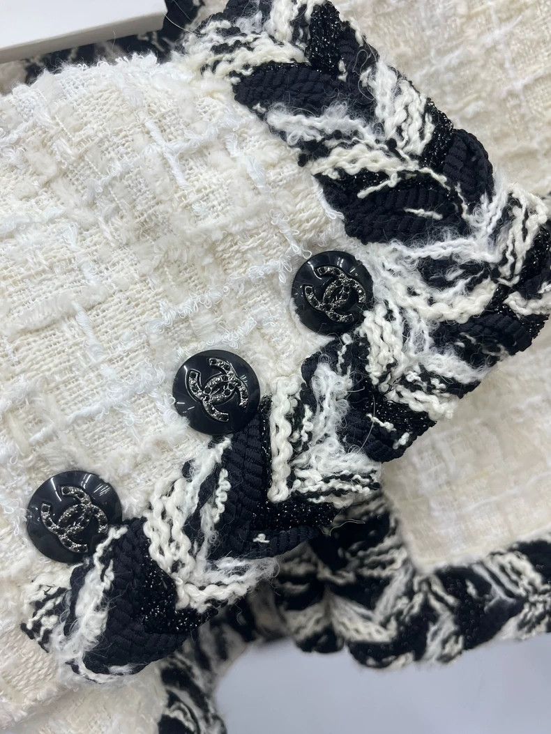 Chanel Chanel White tweed black and white rolled edge diamond buc Size XS / US 0-2 / IT 36-38 - 2 Thumbnail