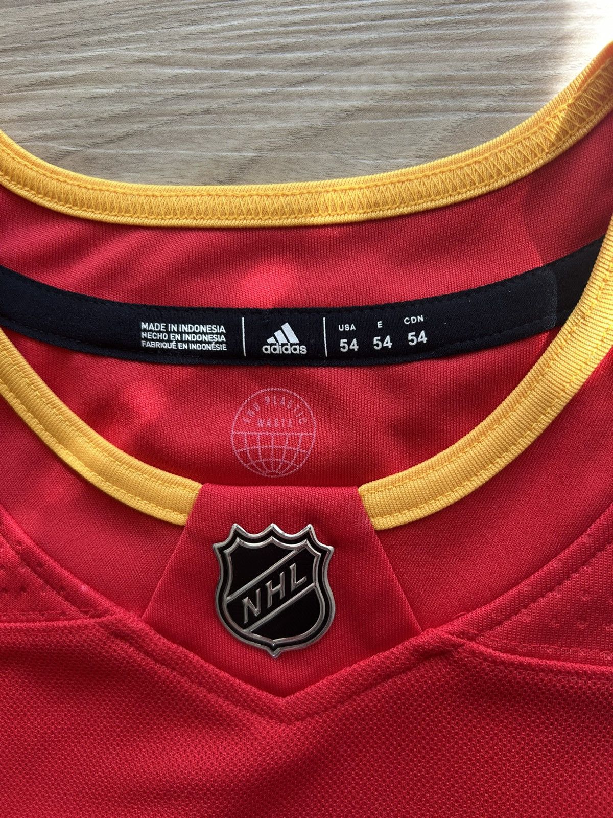 NHL Calgary Flames Elias Lindholm Autograph Jersey Size US XL / EU 56 / 4 - 7 Thumbnail