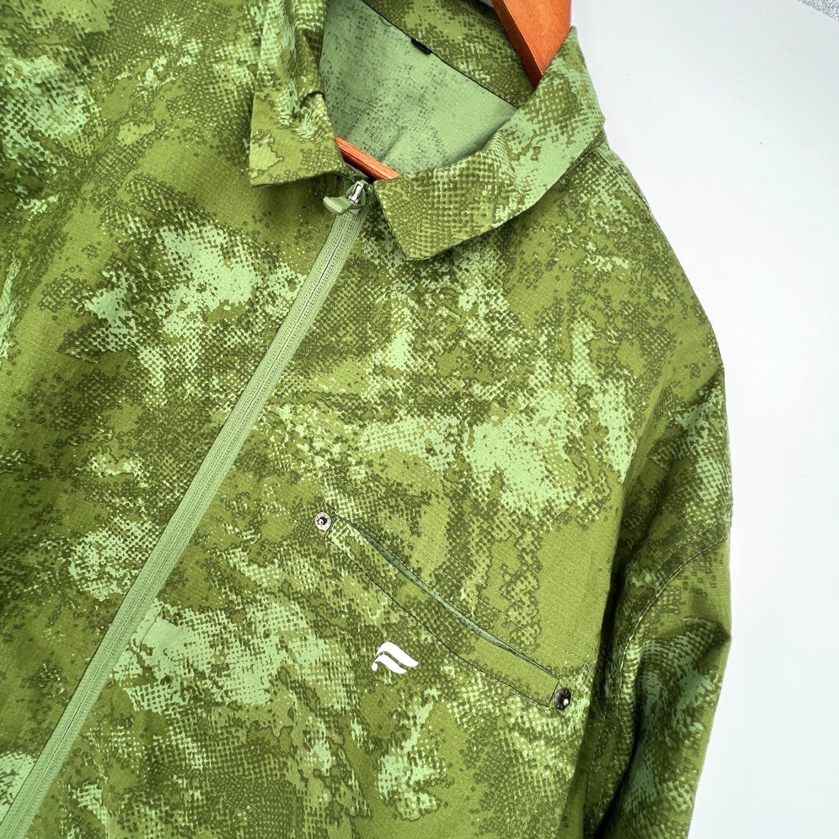 Fabletics VINTAGE? No — Men’s Fabletics The Heights Jacket Green Camo Full Zip M Regular Windbreaker Jacket Mens Green Camouflage Logo Zipper Size US M / EU 48-50 / 2 - 2 Thumbnail