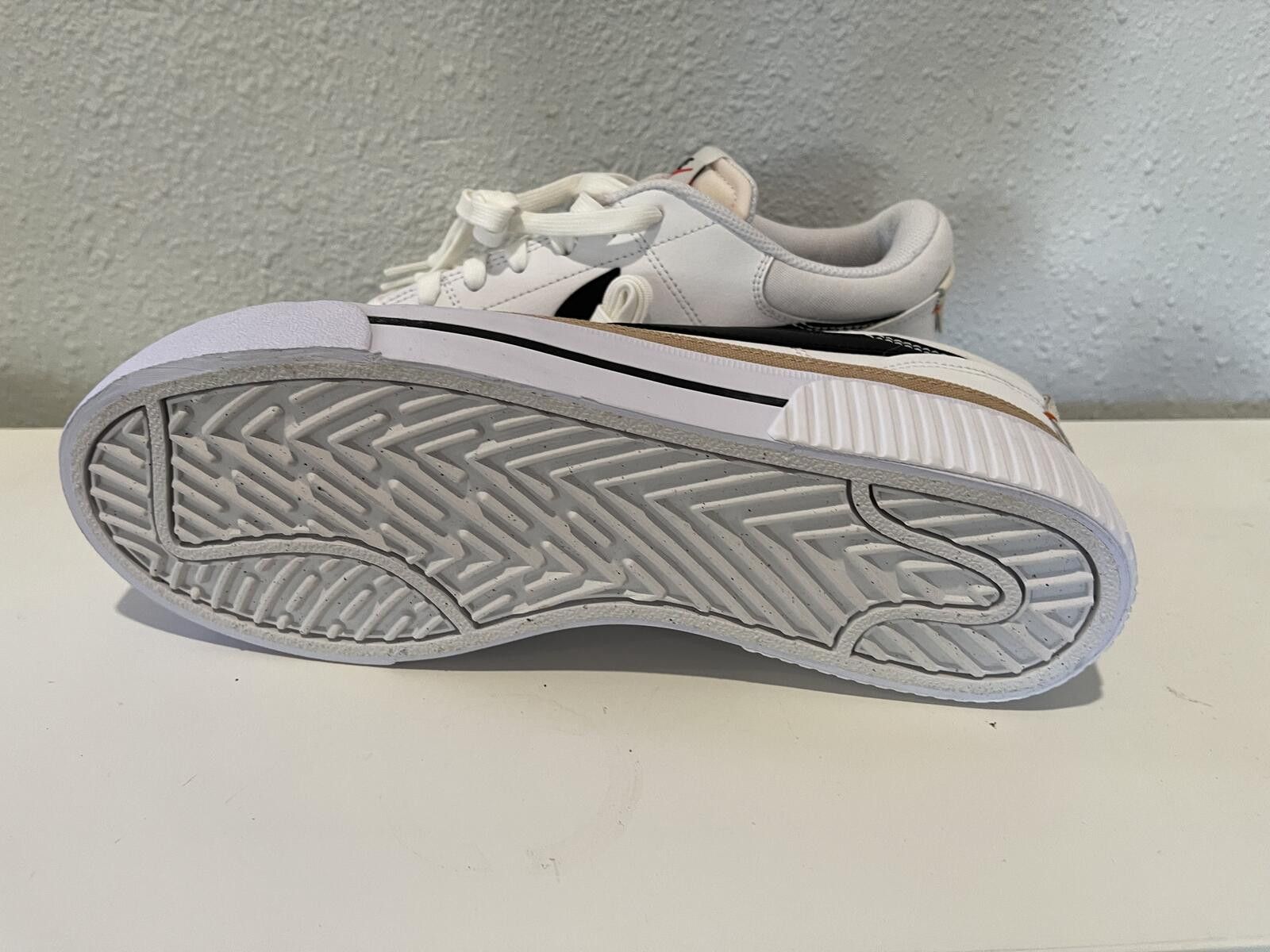 Nike Nike White Low-Top Sneakers with Black Swoosh Size US 10.5 / IT 40.5 - 4 Thumbnail