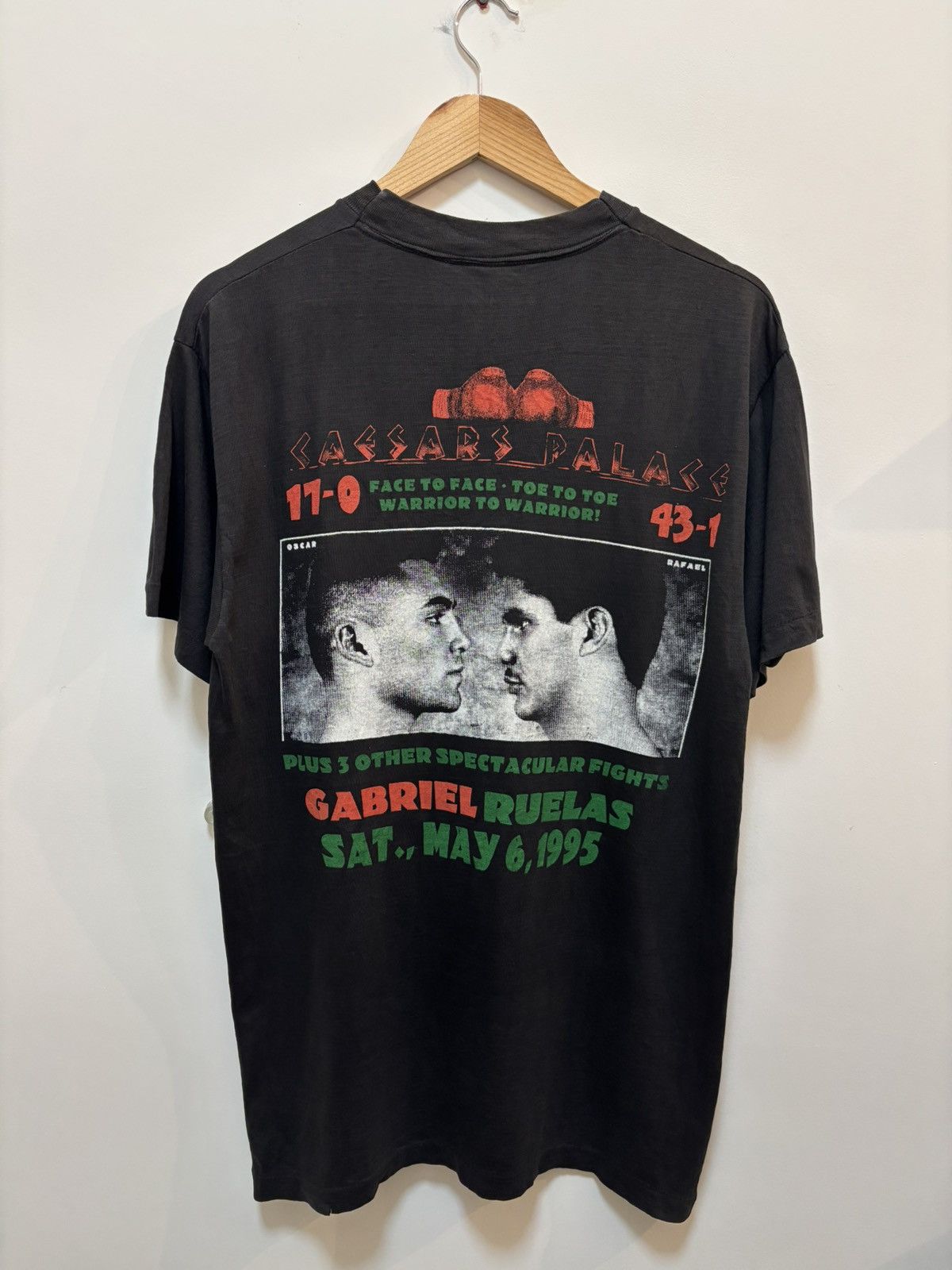 Vintage Vintage 1995 Oscar De La Hoya Vs Rafael Ruelas Boxing Tee Size US L / EU 52-54 / 3 - 2 Thumbnail