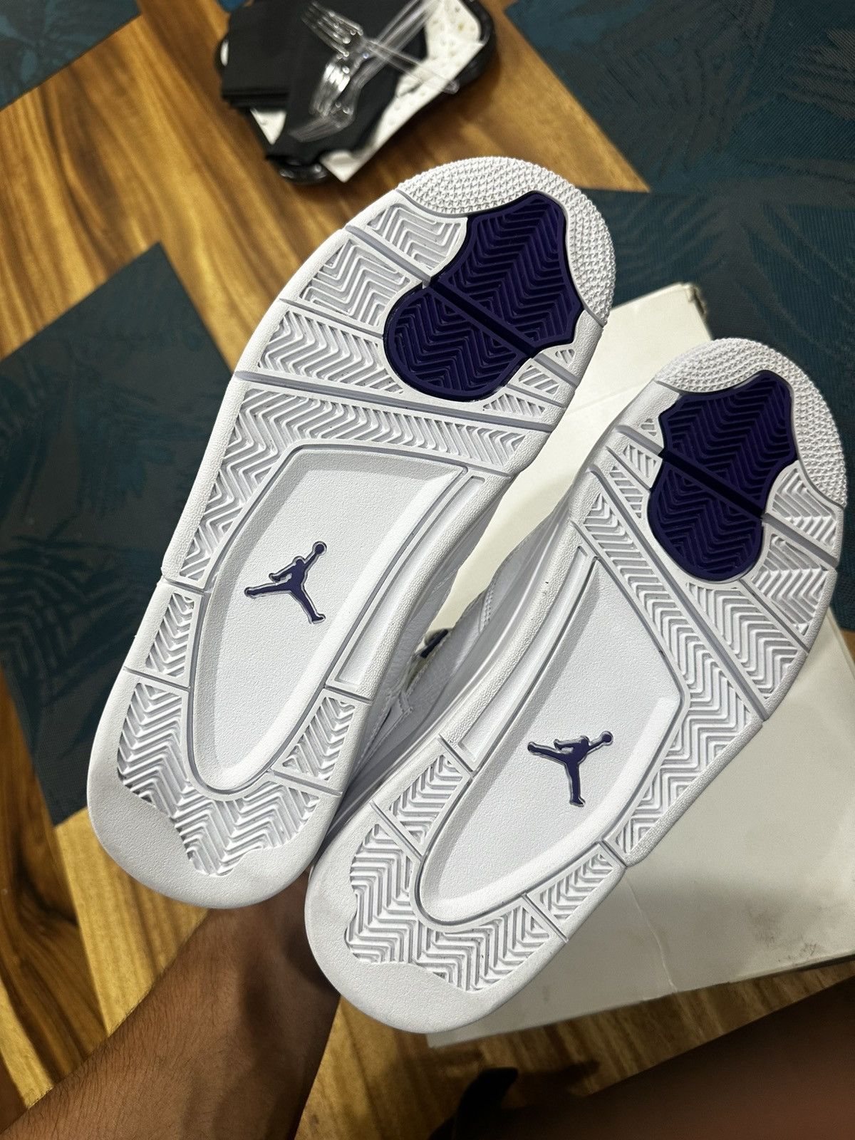 Jordan Brand Jordan 4 Metallic Purple Size 9.5 Size US 9.5 / EU 42-43 - 8 Thumbnail