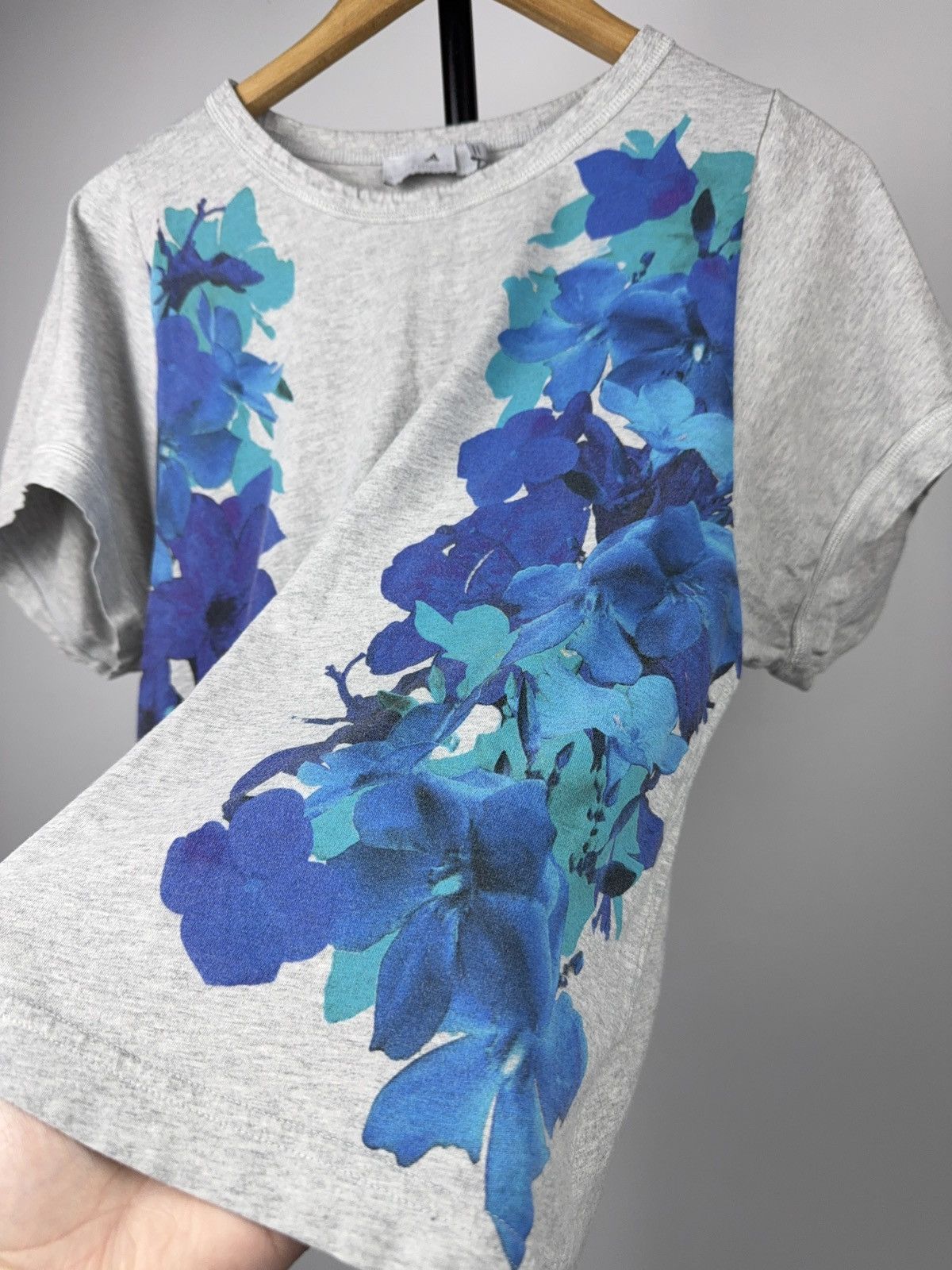 Stella McCartney 00s Luxury Adidas Stella McCartney Floral Graphic T-Shirt Size XS / US 0-2 / IT 36-38 - 5 Thumbnail