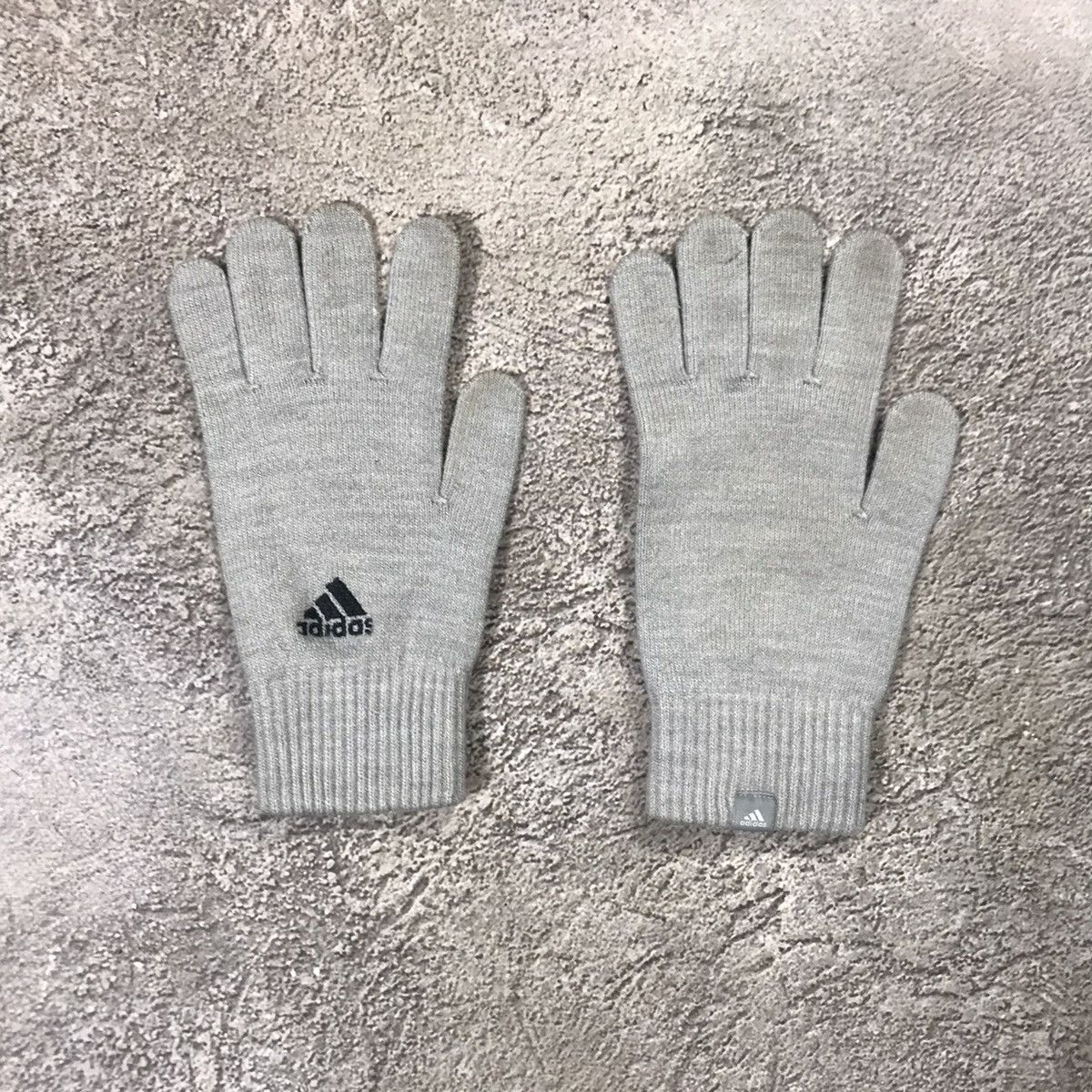 Vintage Vintage Adidas Gloves Y2K Streetwear Thrashed Grey Logo OS Size ONE SIZE - 5 Thumbnail
