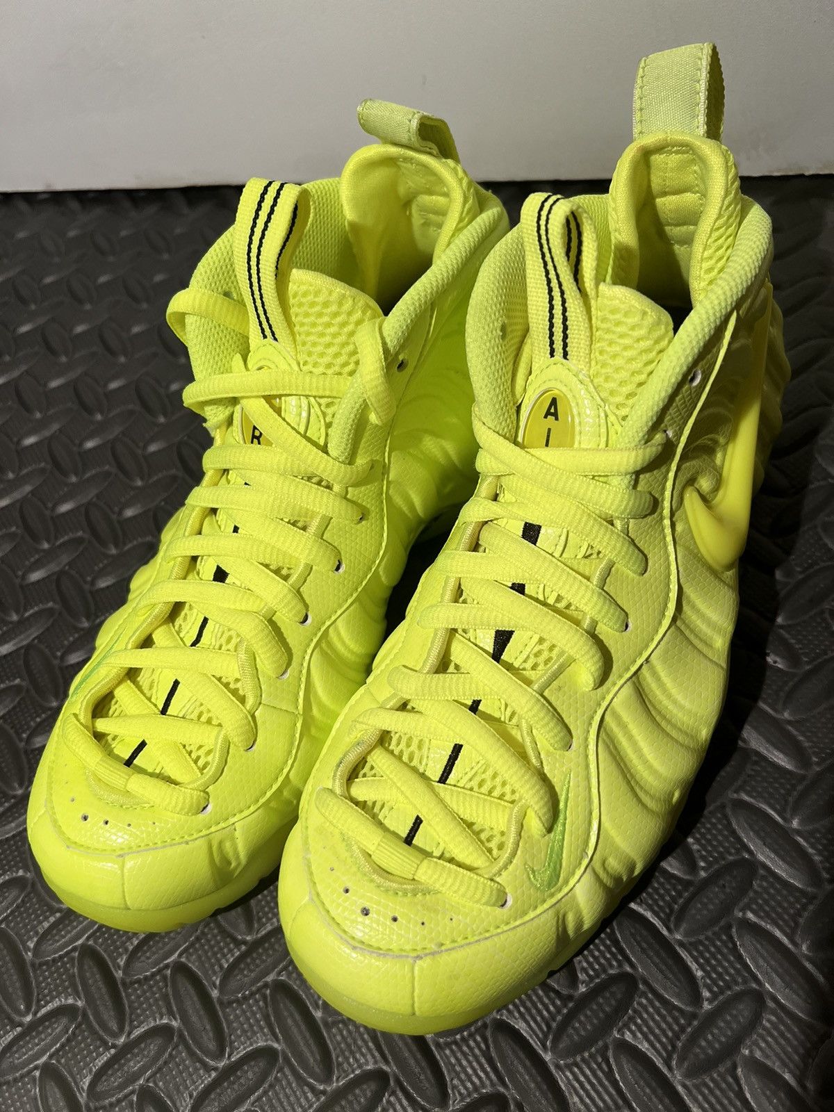 Nike NEW Nike Foamposite Pro Volt Green 2021 size 8 Womens Shoes Size US 8 / IT 38 - 5 Thumbnail