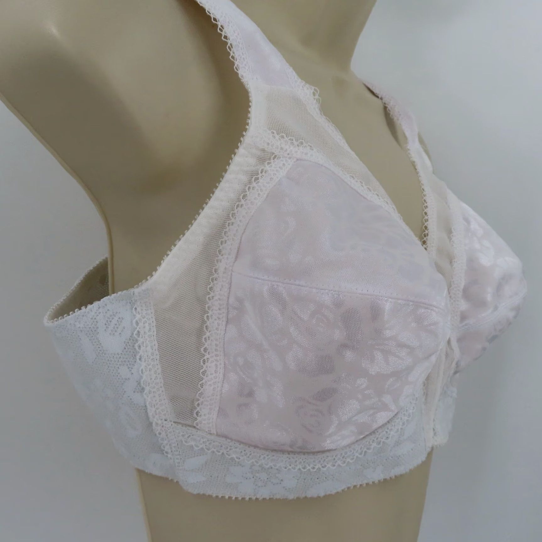 Vintage Playtex 38B Bra 18 Hour Ultimate Shoulder Comfort Wireless Unlined Wide Straps White Size ONE SIZE - 2 Thumbnail