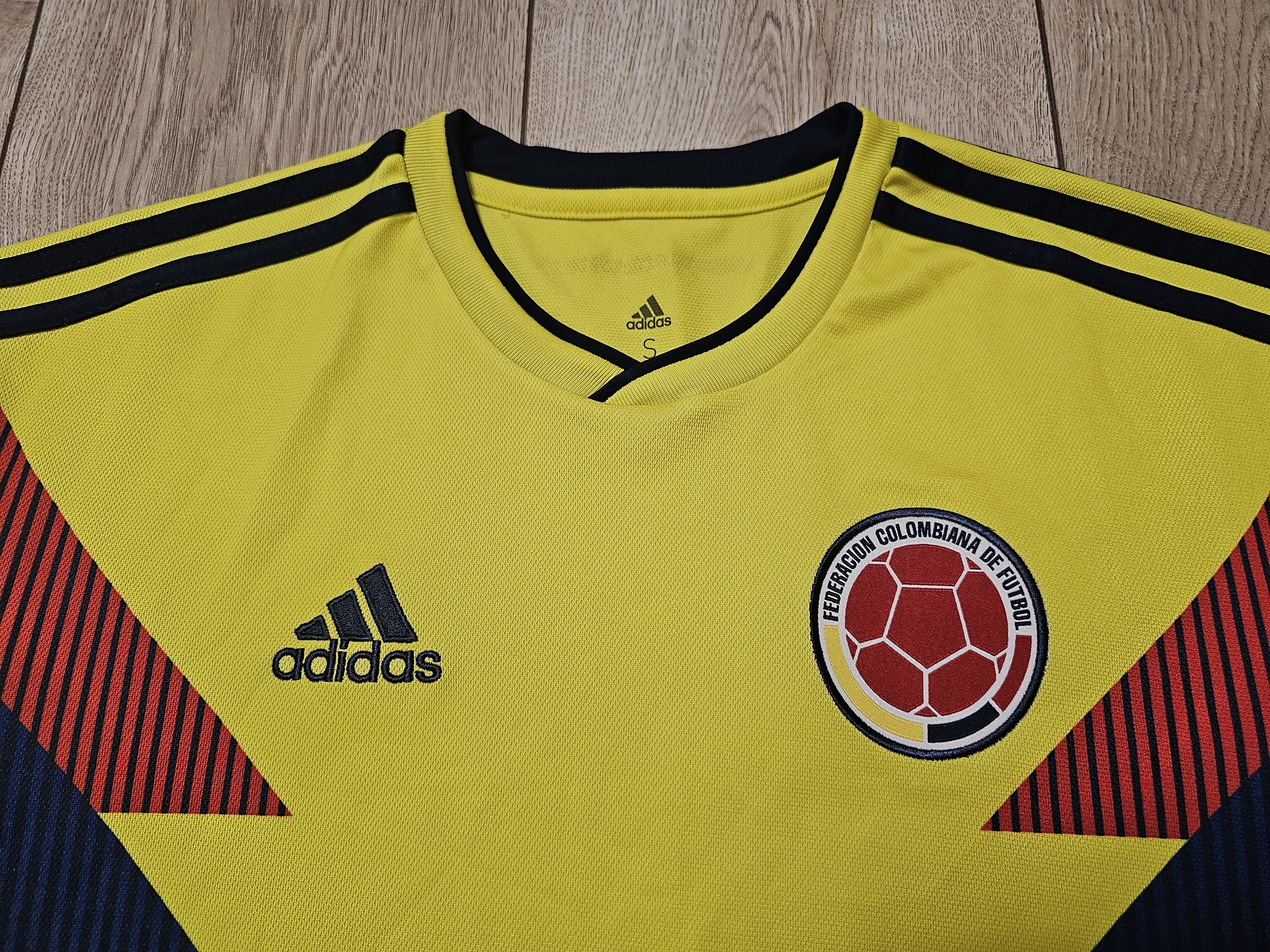 Adidas COLOMBIA 2018 2019 HOME FOOTBALL SHIRT SOCCER JERSEY Size US S / EU 44-46 / 1 - 3 Thumbnail