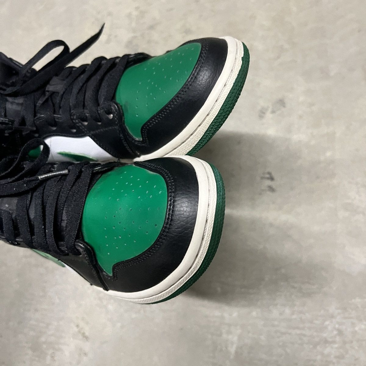Nike Nike Air Jordan 1 Mid Size US 8 / EU 41 - 7 Thumbnail