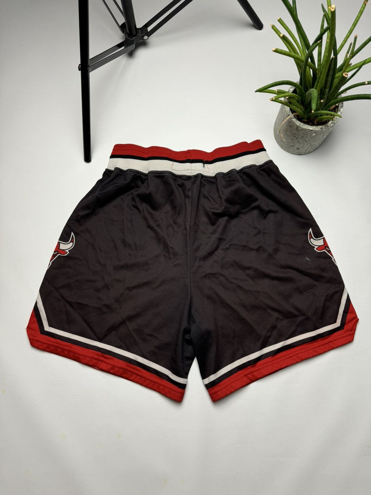 Champion × NBA × Vintage Rare vintage Chicago bulls NBA champion shorts Size US 32 / EU 48 - 7 Thumbnail