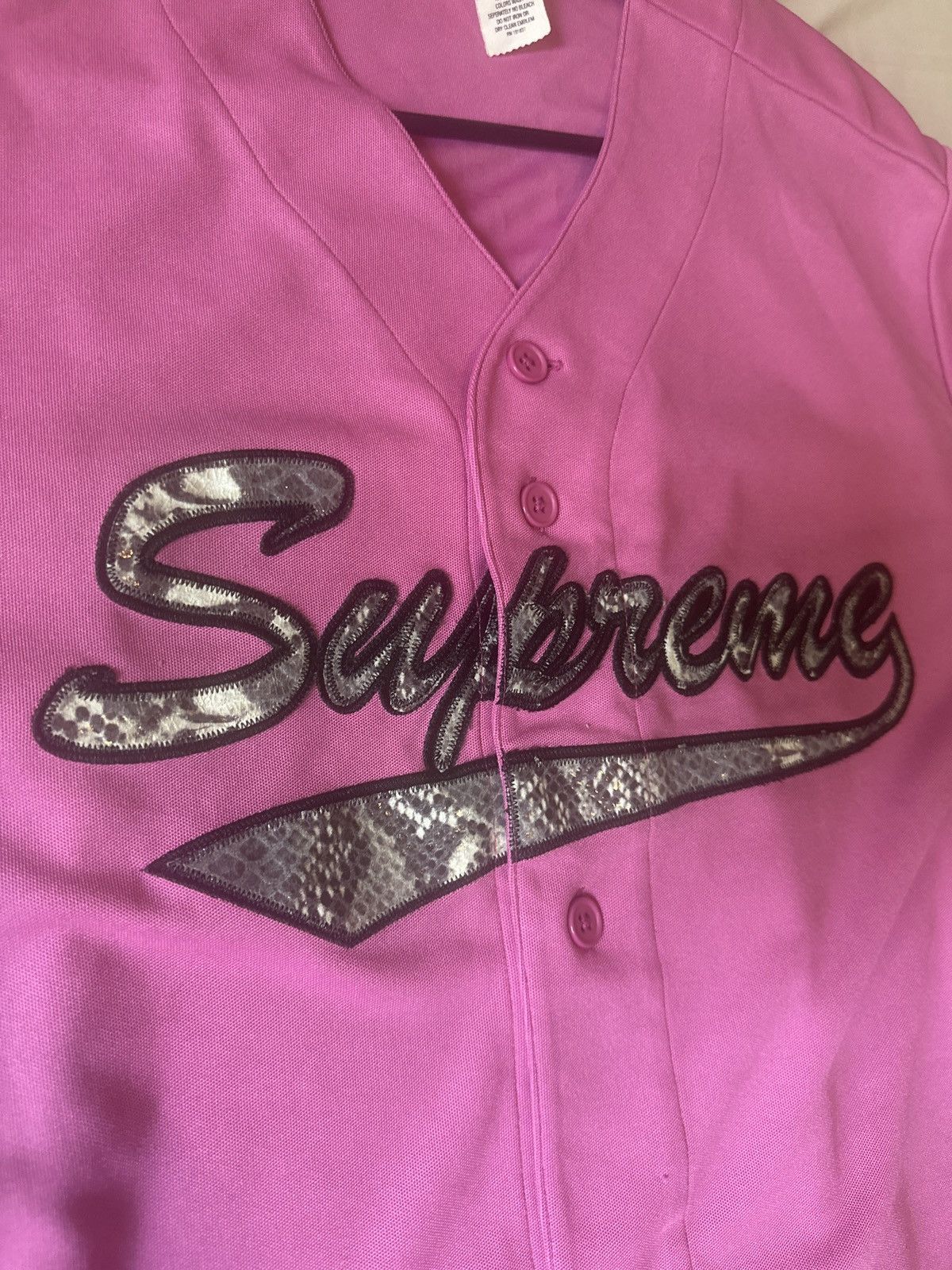 Supreme Supreme Snake Script Logo Baseball Jersey Pink Size L FW17 Size US L / EU 52-54 / 3 - 2 Thumbnail