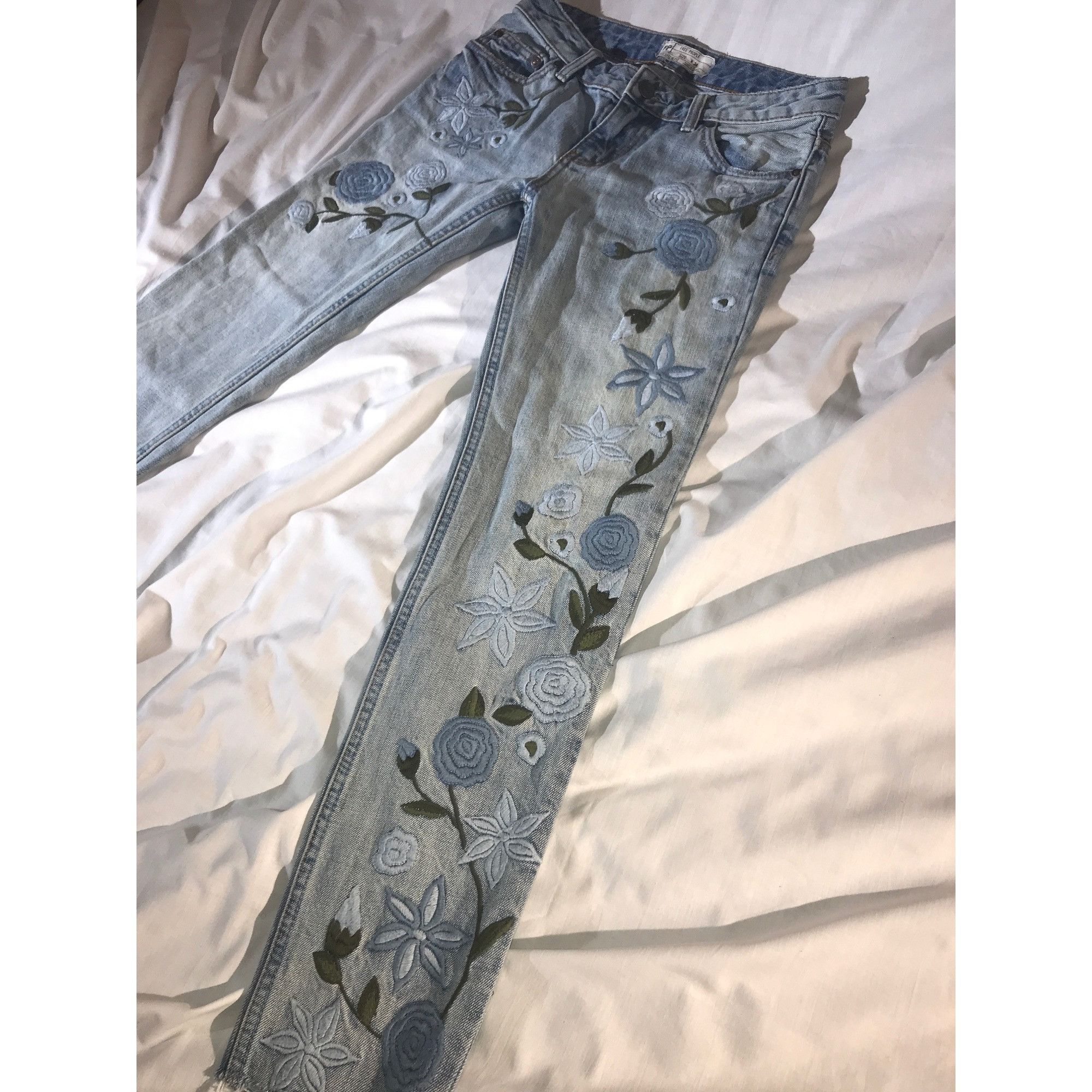 Free People Free People Women Light Blue Flower Embroidered Raw Hem Jean Size 24" / US 00 / IT 34 - 3 Thumbnail