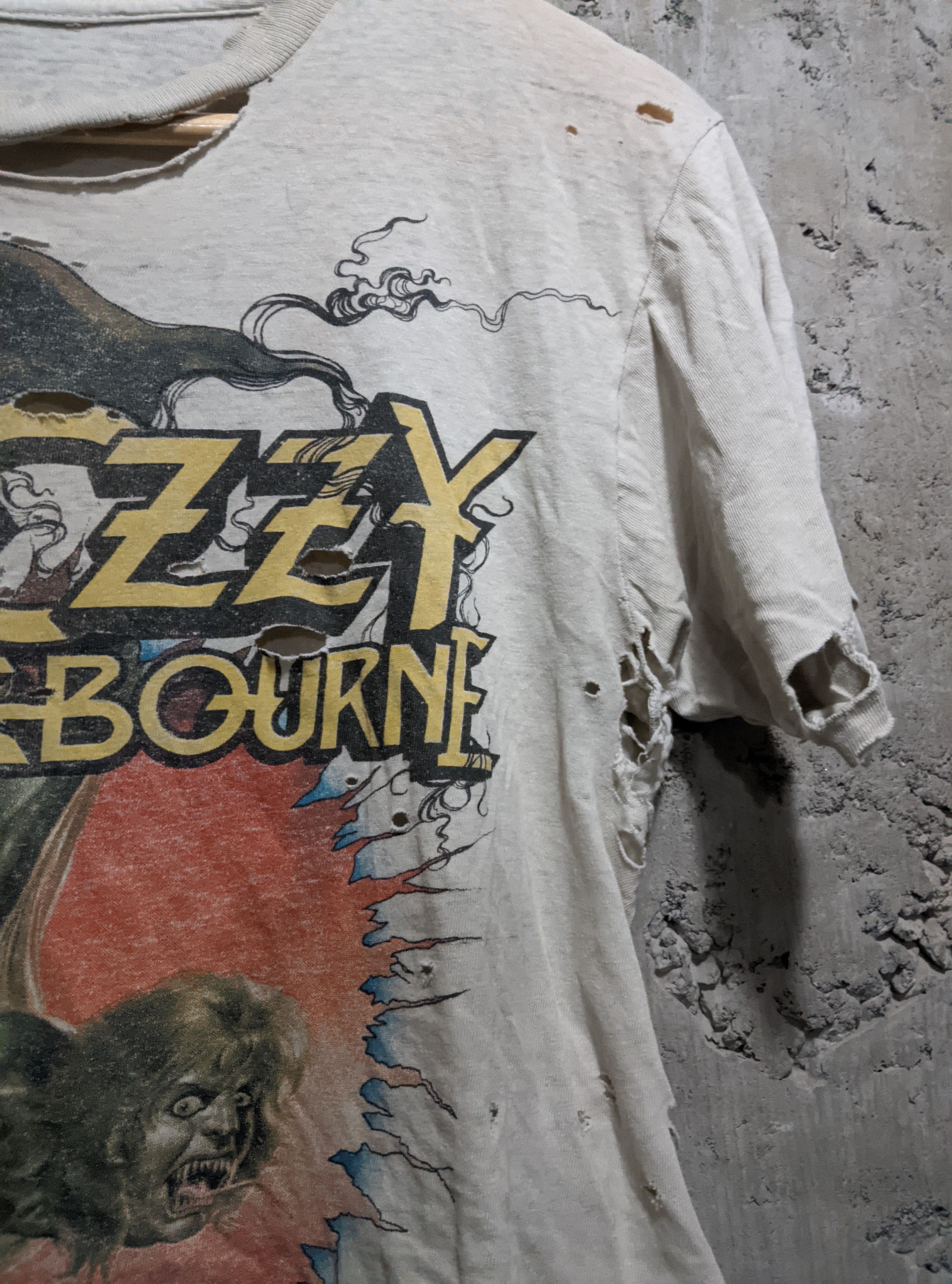 Band Tees Vintage 1986 very thrashed ozzy Osbourne últimate tour t Size US M / EU 48-50 / 2 - 3 Thumbnail
