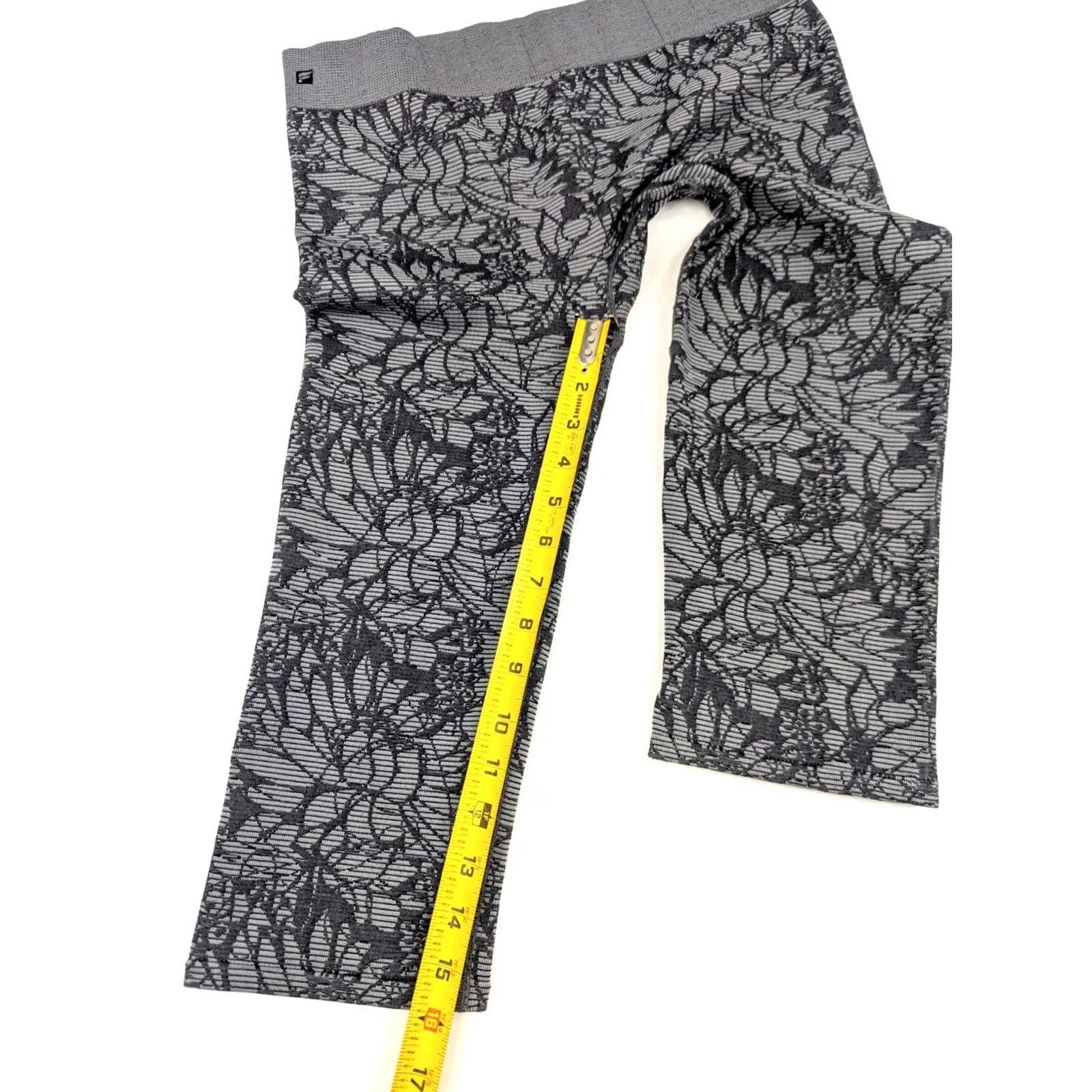 Fabletics Fabletics Gray Textured Cropped Legging Pants Women L Leggings Cropped Athletic 30x16 EUC Mens Women Girls Size 36" / US 14 / IT 50 - 2 Thumbnail