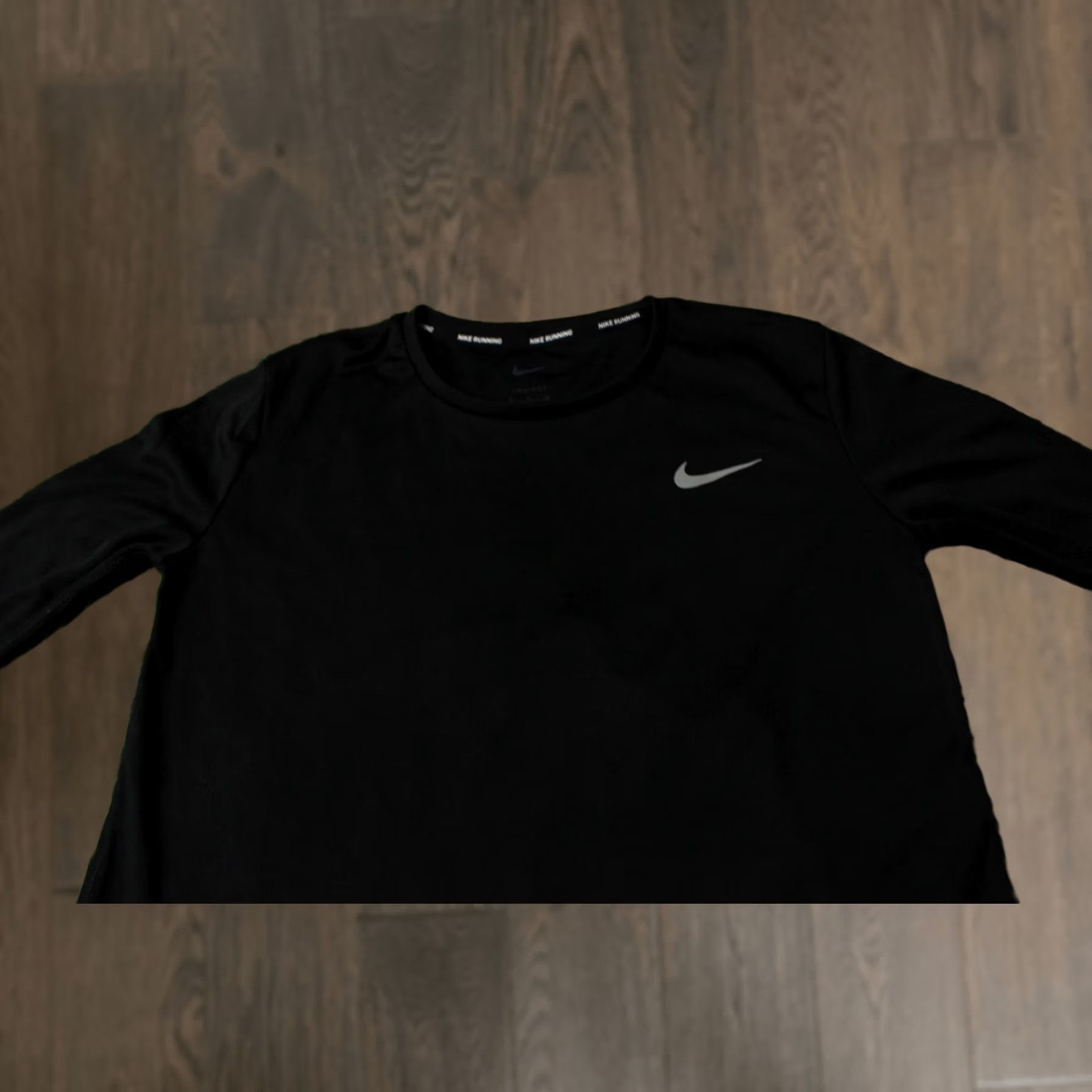 Nike NIKE DRI-FIT 2022 RUNNING Women LONG SLEEVE SHIRT Jersey Tee ORIGINAL SIZE S Black Training 2022 Nike Running Womens Shirts L/S Jersey Tee Size S / US 4 / IT 40 - 1 Thumbnail