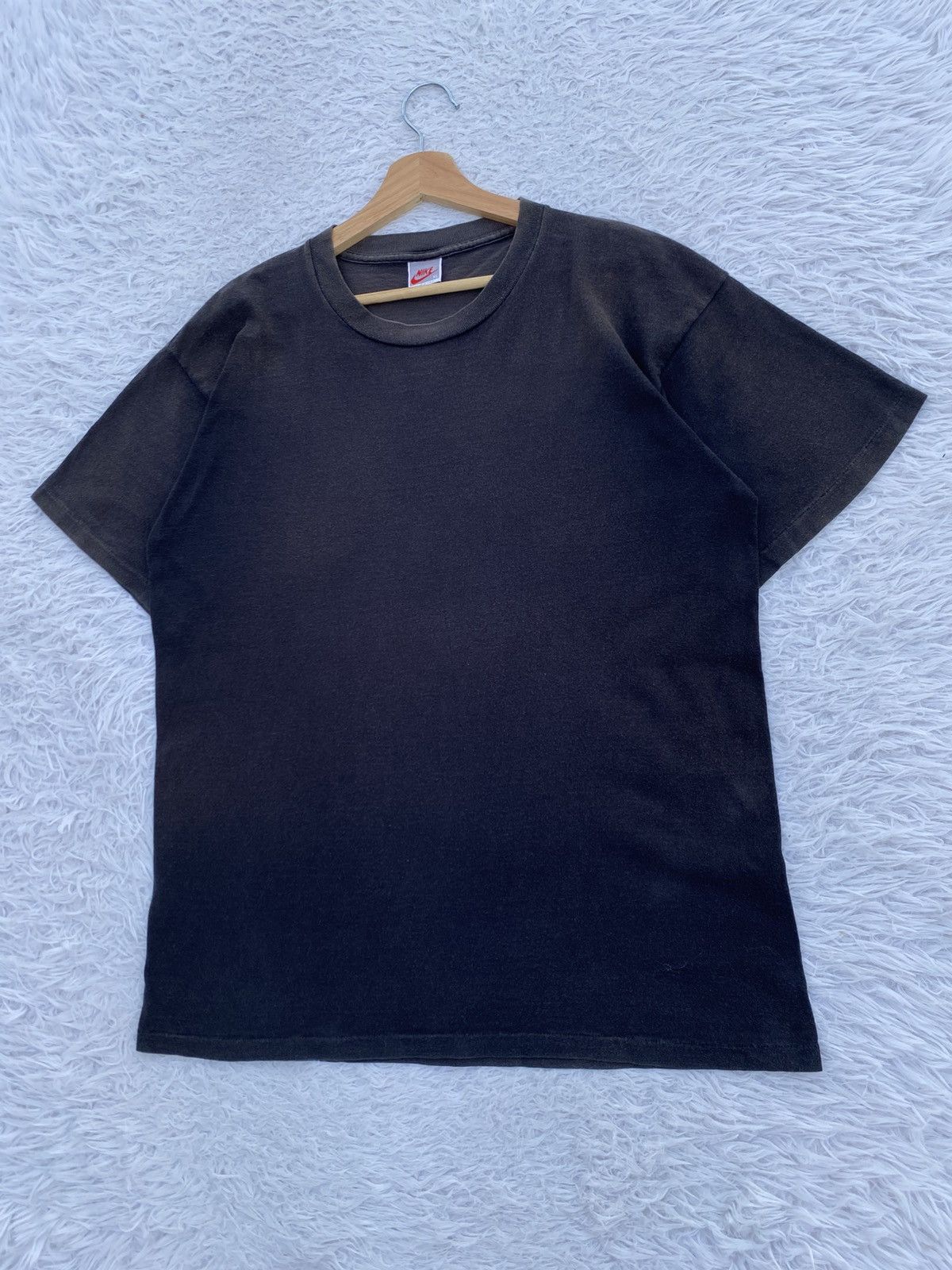 Nike Rare Vintage 90s NIKE Swoosh Logo Tshirt Size US L / EU 52-54 / 3 - 11 Thumbnail