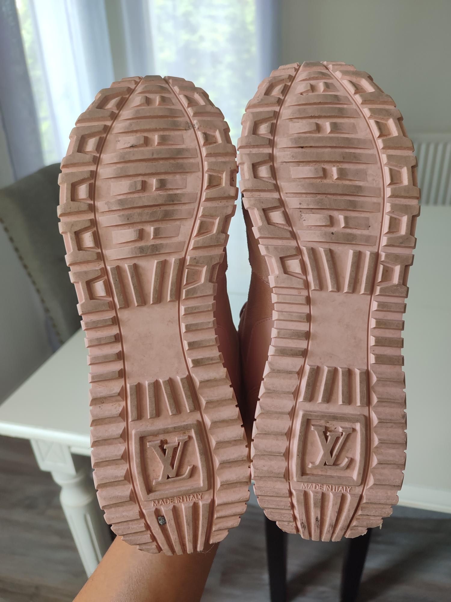 Louis Vuitton BASKETS LOUIS VUITTON RUN AWAY ROSE POUDRE Size US 6 / IT 36 - 7 Thumbnail